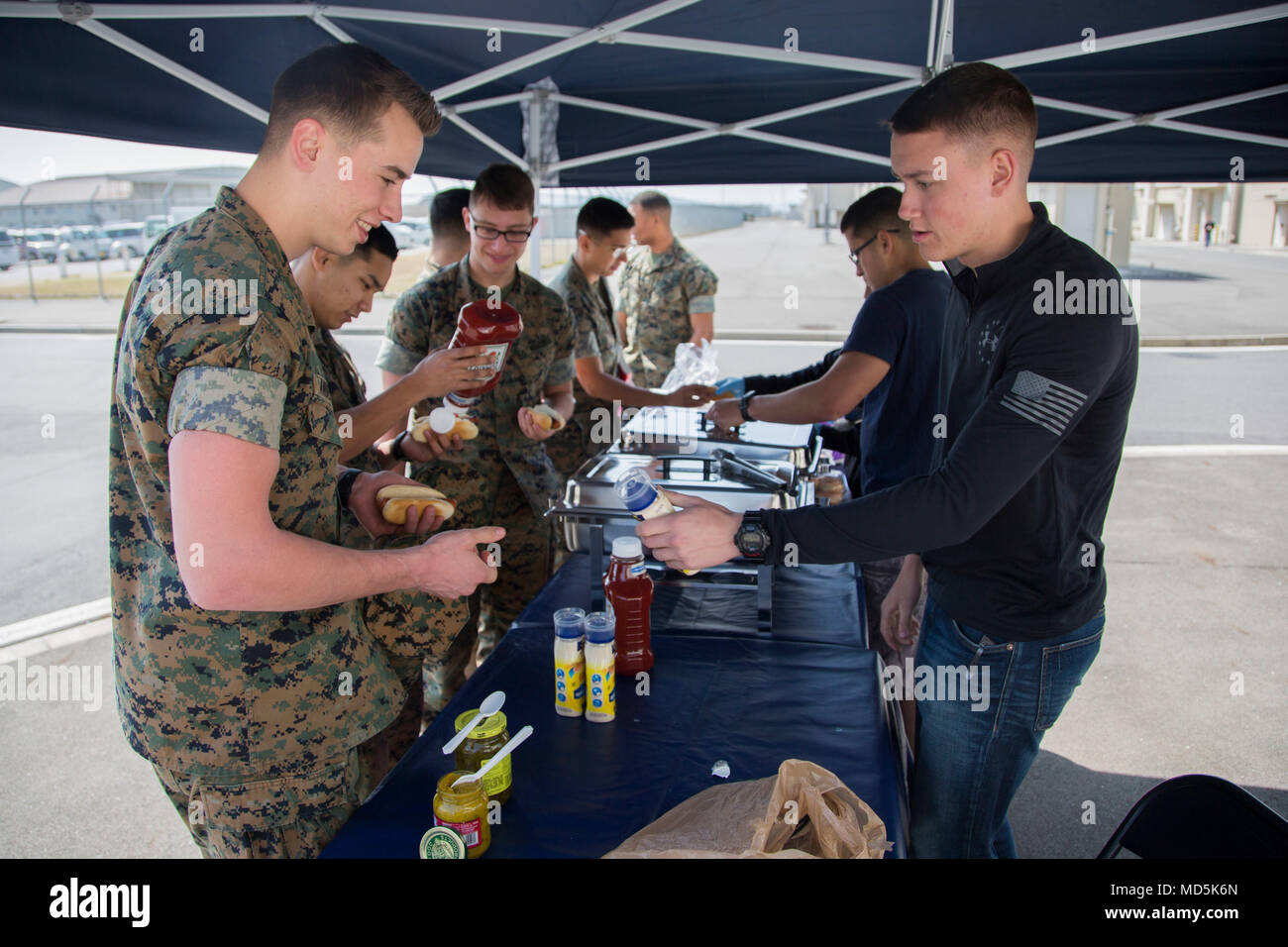 Die Marine Aerial Refueler Transport Squadron 152 ist eine US-Marine Corps-Luftverkehrseinheit, die die KC-130J Super Hercules von der Marine Corps Air Station Iwakuni (Japan) betreibt. Das Archivbild dokumentiert Mitarbeiter von VMGR-152 und Fleet Readiness Center Western Pacific, die an einer USO-Veranstaltung am 23. März 2018 in Iwakuni teilnahmen. Stockfoto