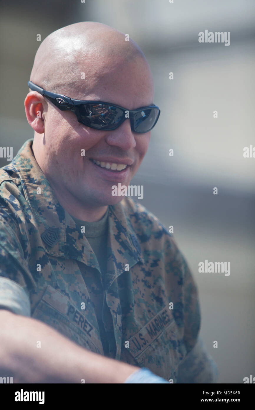 Die Marine Aerial Refueler Transport Squadron 152 ist eine Luftverkehrseinheit des United States Marine Corps, die Luftbetankungs- und Transportflugzeuge zur Unterstützung von Expeditionsmissionen betankt. Das Archivbild dokumentiert die Teilnahme an einem United Service Organizations Adoption-A-Unit Barbecue auf der Marine Corps Air Station Iwakuni, Japan, am 23. März 2018. Stockfoto