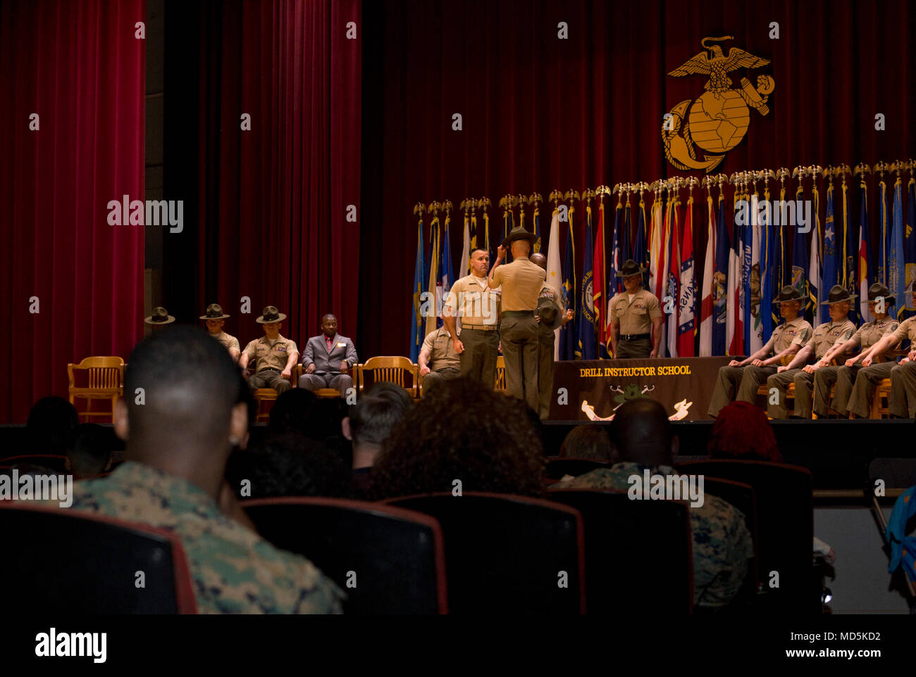 Teilnehmer anzeigen ein Drill Instructor Schule Abschlussfeier des Marine Corps Recruit Depot San Diego, März 21. Die Zeremonie wurde zu Ehren der Marines, die die Anforderungen für eine grundsätzlich ausgebildete drill instructor abgeschlossen. Stockfoto