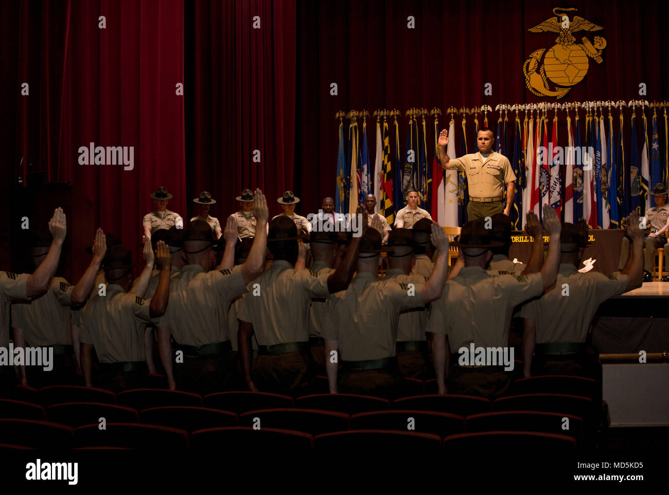 Bohrer Ausbilder von Drill Instructor Schule, Unterstützung Bataillon, rekrutieren Training Regiment, bereiten Sie sie vor, von einer Diplomverleihung an Marine Corps Recruit Depot San Diego, März 21 entlassen zu werden. Die Zeremonie wurde zu Ehren der Marines, die die Anforderungen für eine grundsätzlich ausgebildete drill instructor abgeschlossen. Stockfoto