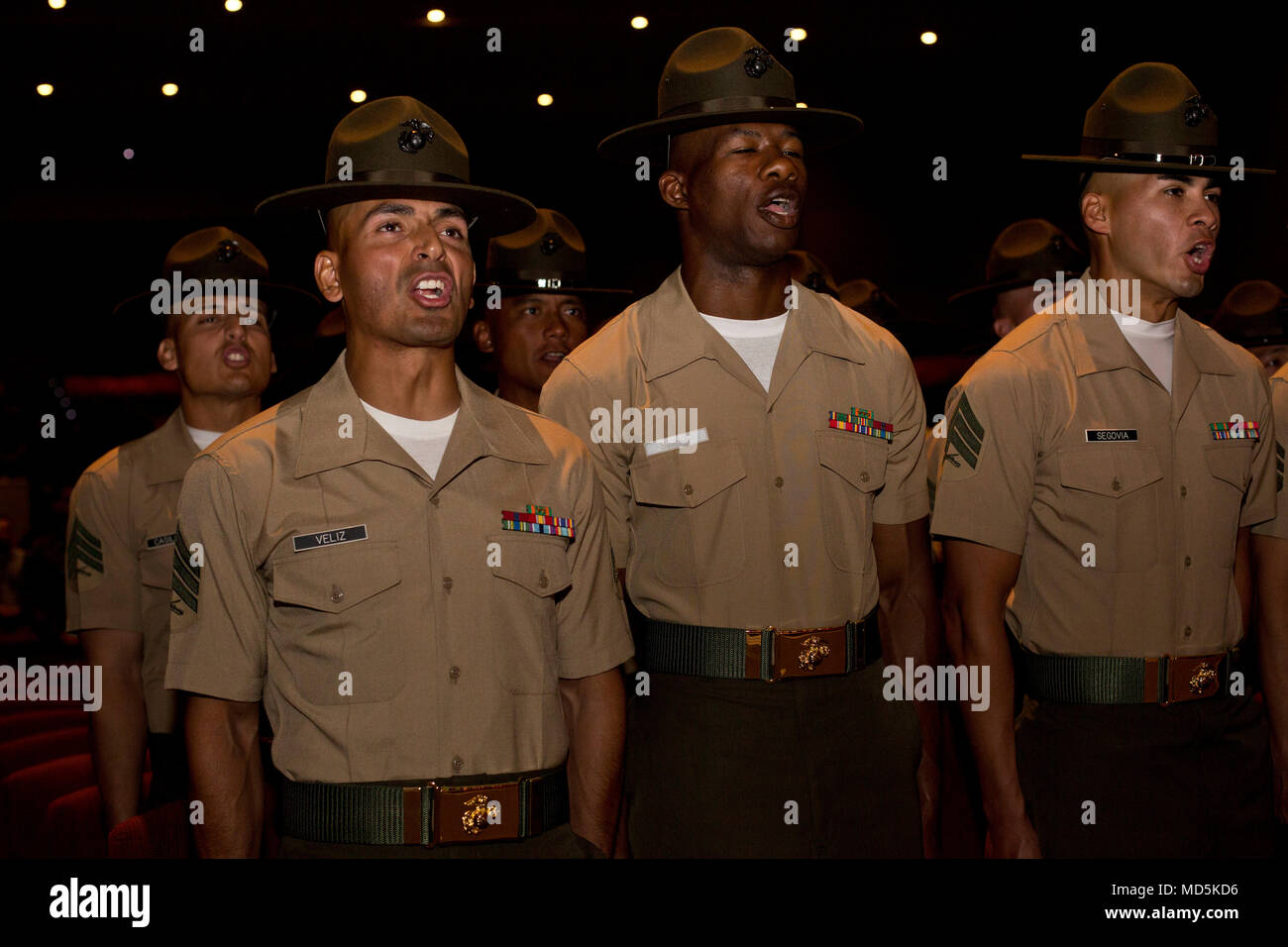 Bohrer Ausbilder von Drill Instructor Schule, Unterstützung Bataillon, rekrutieren Training Regiment, bereiten Sie sie vor, von einer Diplomverleihung an Marine Corps Recruit Depot San Diego, März 21 entlassen zu werden. Die Zeremonie wurde zu Ehren der Marines, die die Anforderungen für eine grundsätzlich ausgebildete drill instructor abgeschlossen. Stockfoto