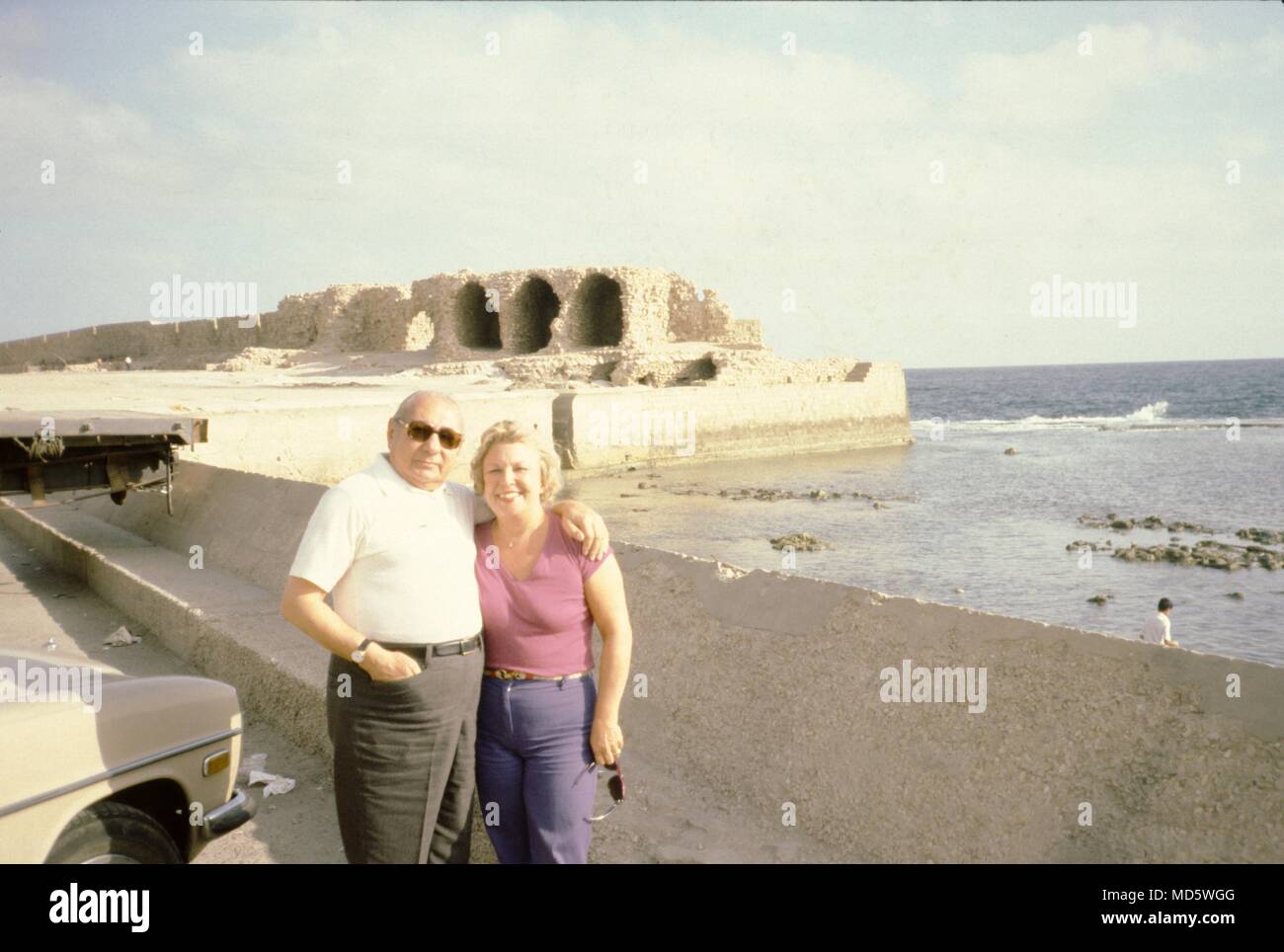 Ein reifes Ehepaar vor der bröckelnden Ruinen am Rande eines Meeres, 1975 posieren. () Stockfoto