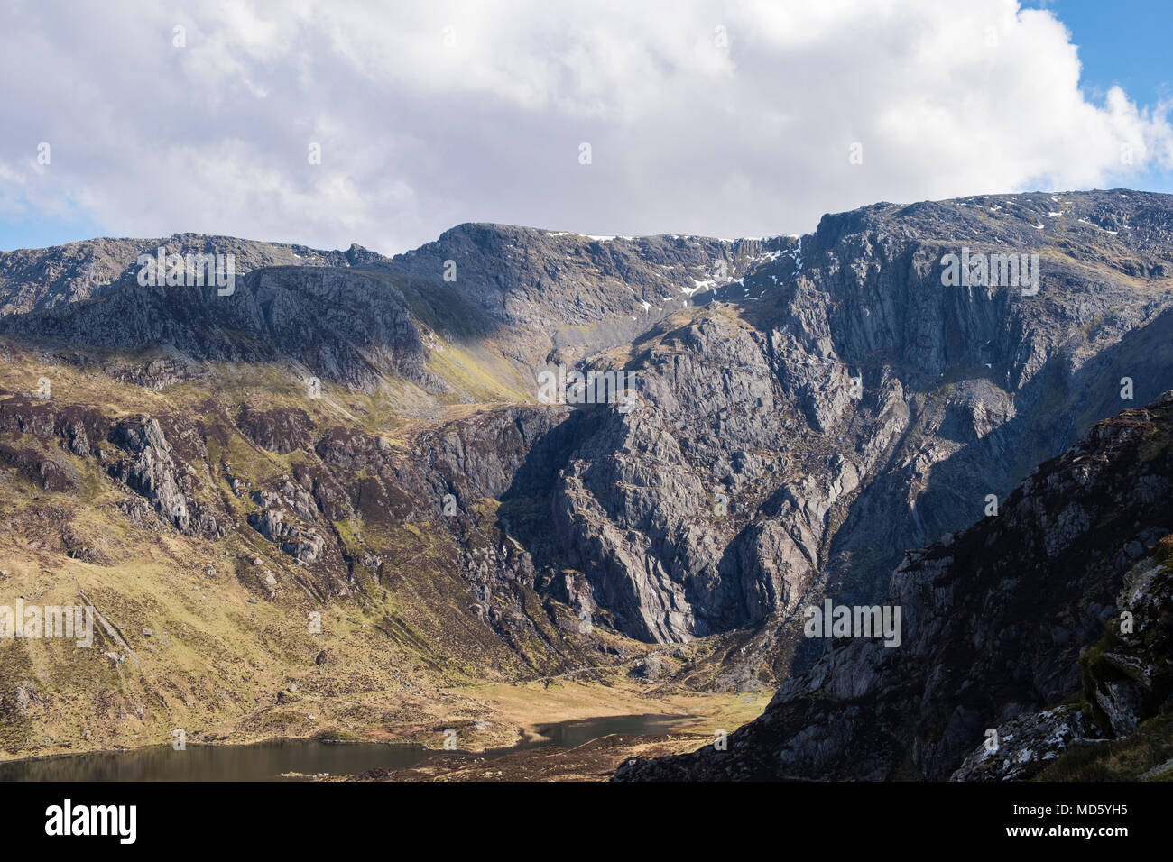 Blick auf Senioren Grat über Idwal Platten in Glyderau Berge von Snowdonia National Park. Cwm Idwal, Ogwen, Wales, Großbritannien, Großbritannien Stockfoto