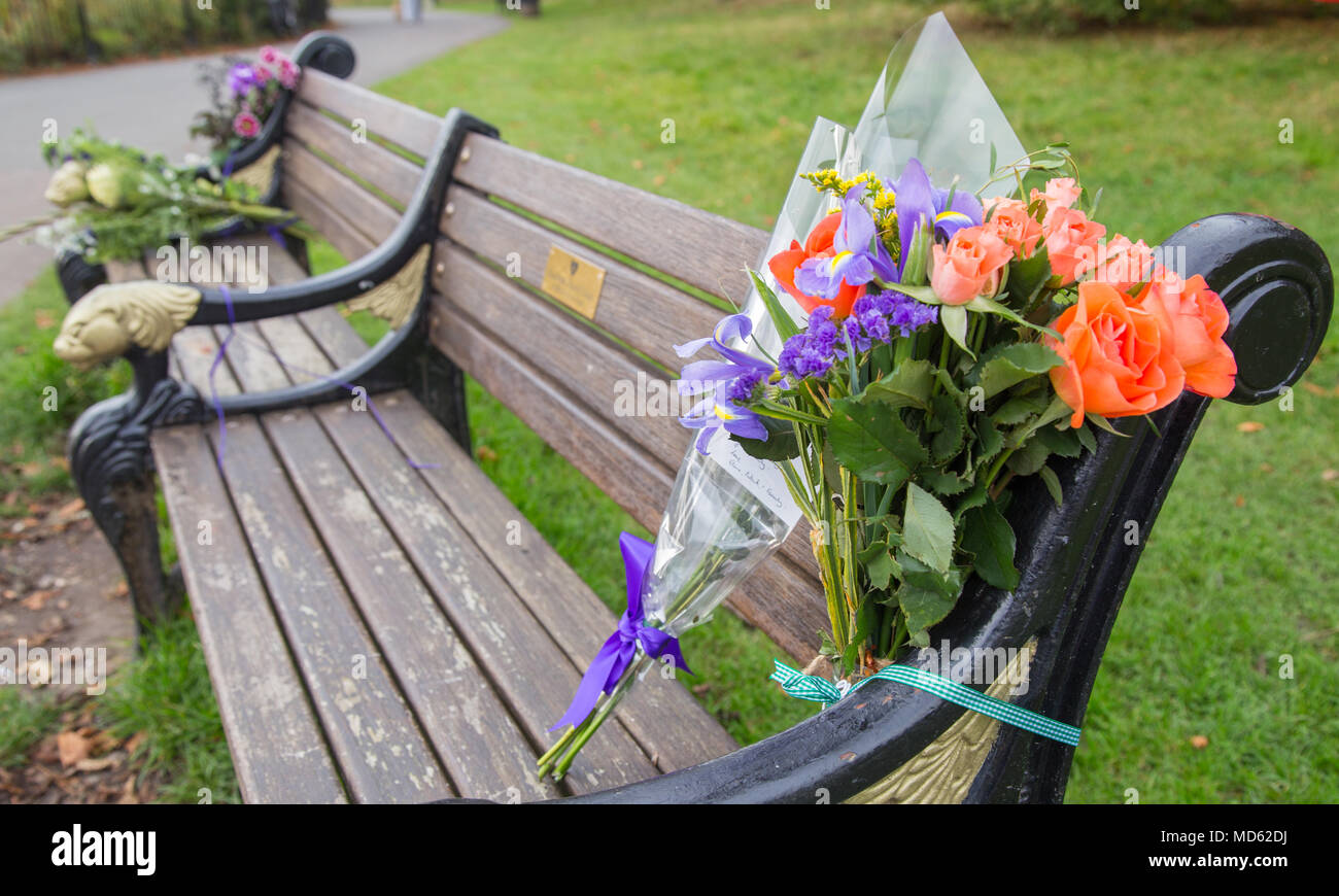 Die Zustellung der Blumen in Gedenken an einen lieben Menschen in Clissold Park, Stoke Newington, London N16 links Stockfoto