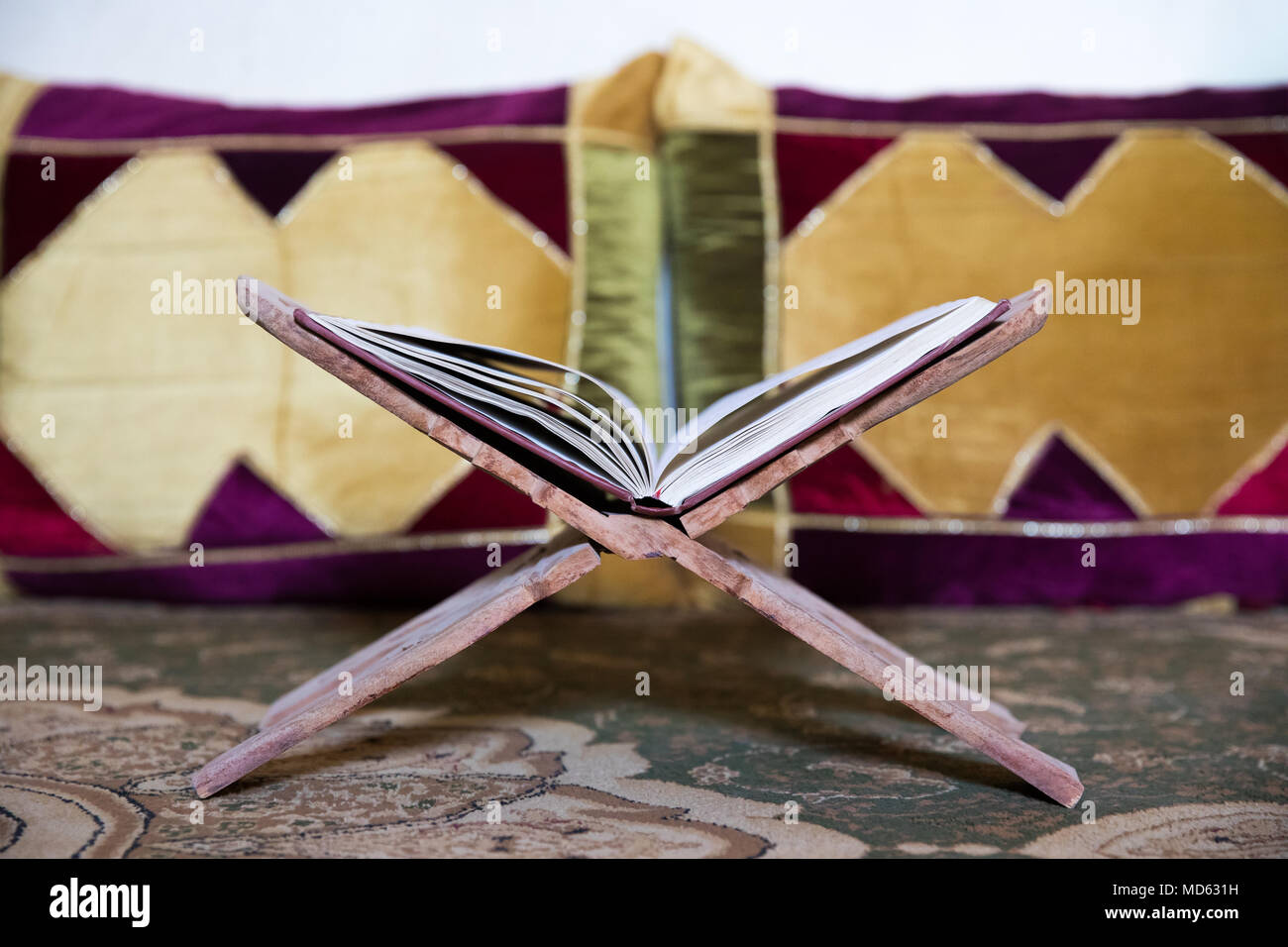 Quran Open ruhte auf einem traditionellen Buch Halter. - Rehan. Nizwa, Oman. Stockfoto