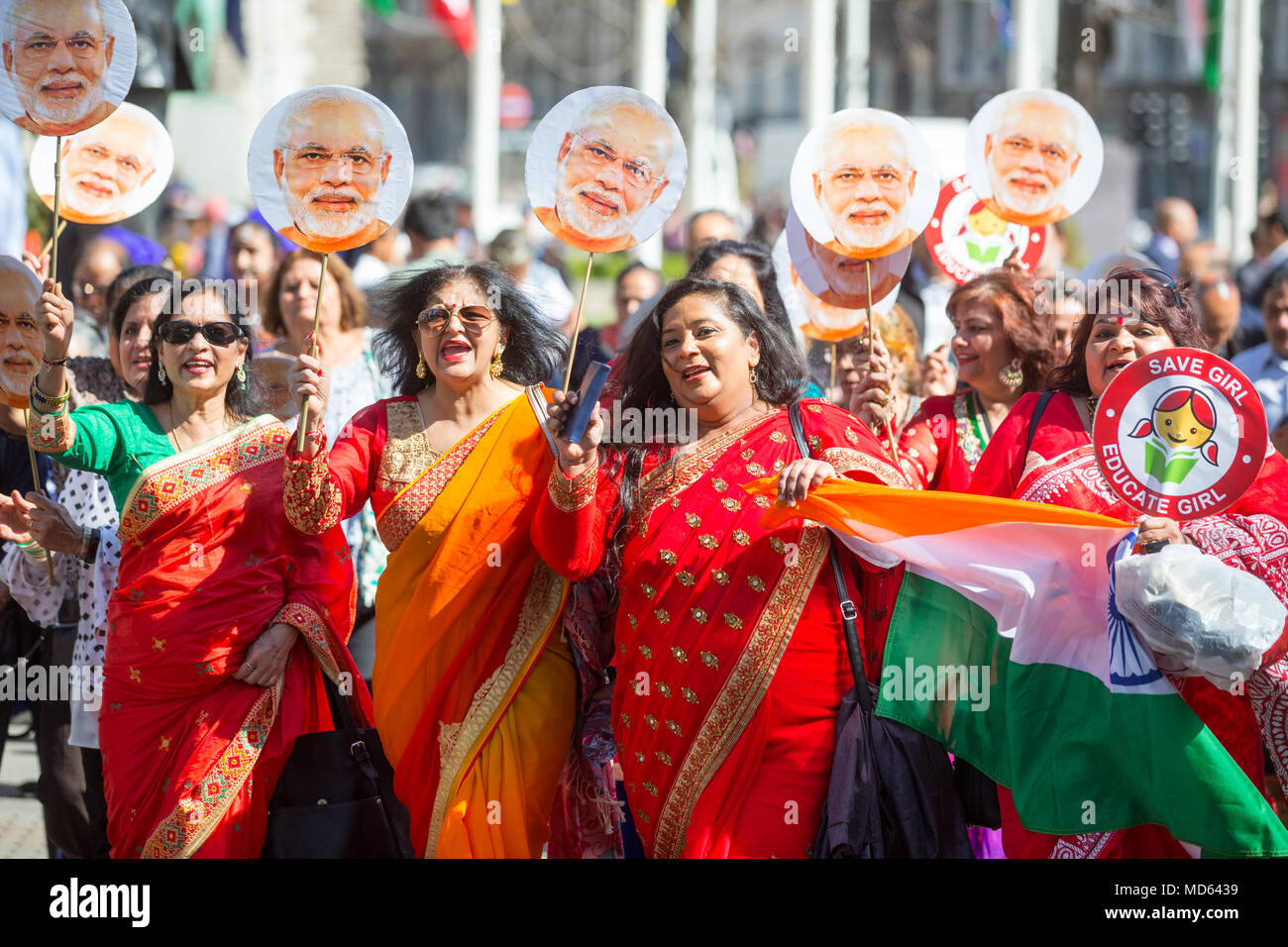 Weibliche Anhänger von Narendra Modi, Ministerpräsident von Indien. Er wurde auf der Tagung der Regierungschefs des Commonwealth 2018 in Westminster Stockfoto