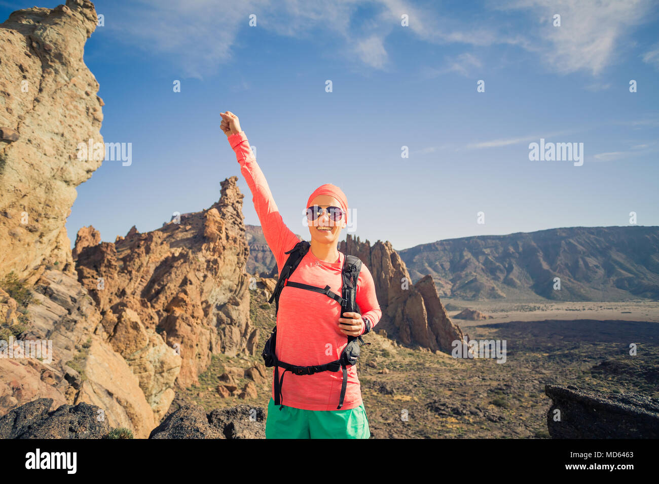 Wandern oder Klettern Erfolg mit erhobenen Armen Konzept. Läuferin oder Wanderer feiern auf Mountain Top in inspirierende Landschaft auf Rocky Trail Fuß Stockfoto
