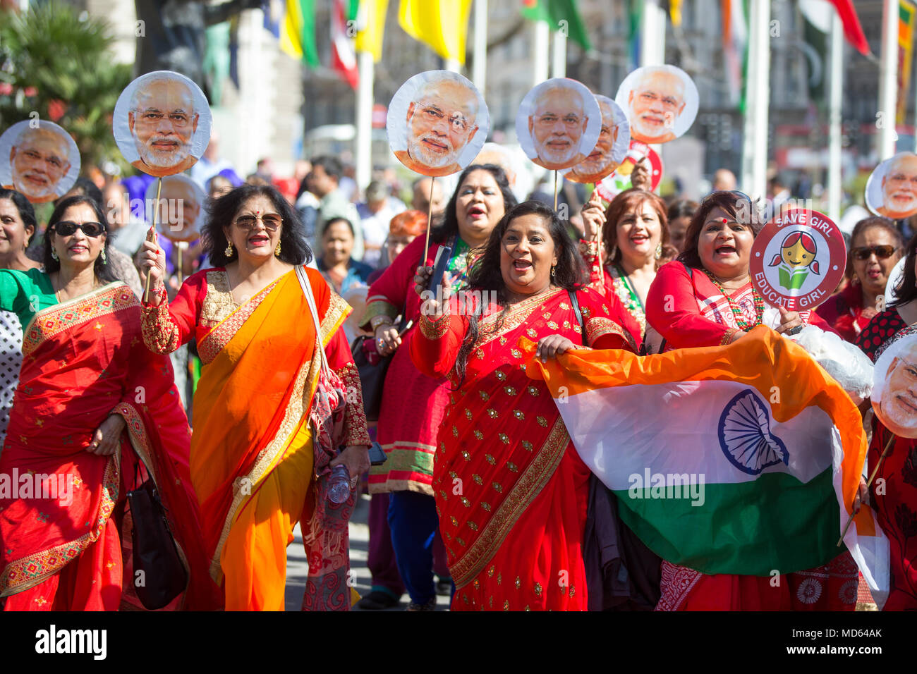 Weibliche Anhänger von Narendra Modi, Ministerpräsident von Indien. Er wurde auf der Tagung der Regierungschefs des Commonwealth 2018 in Westminster Stockfoto