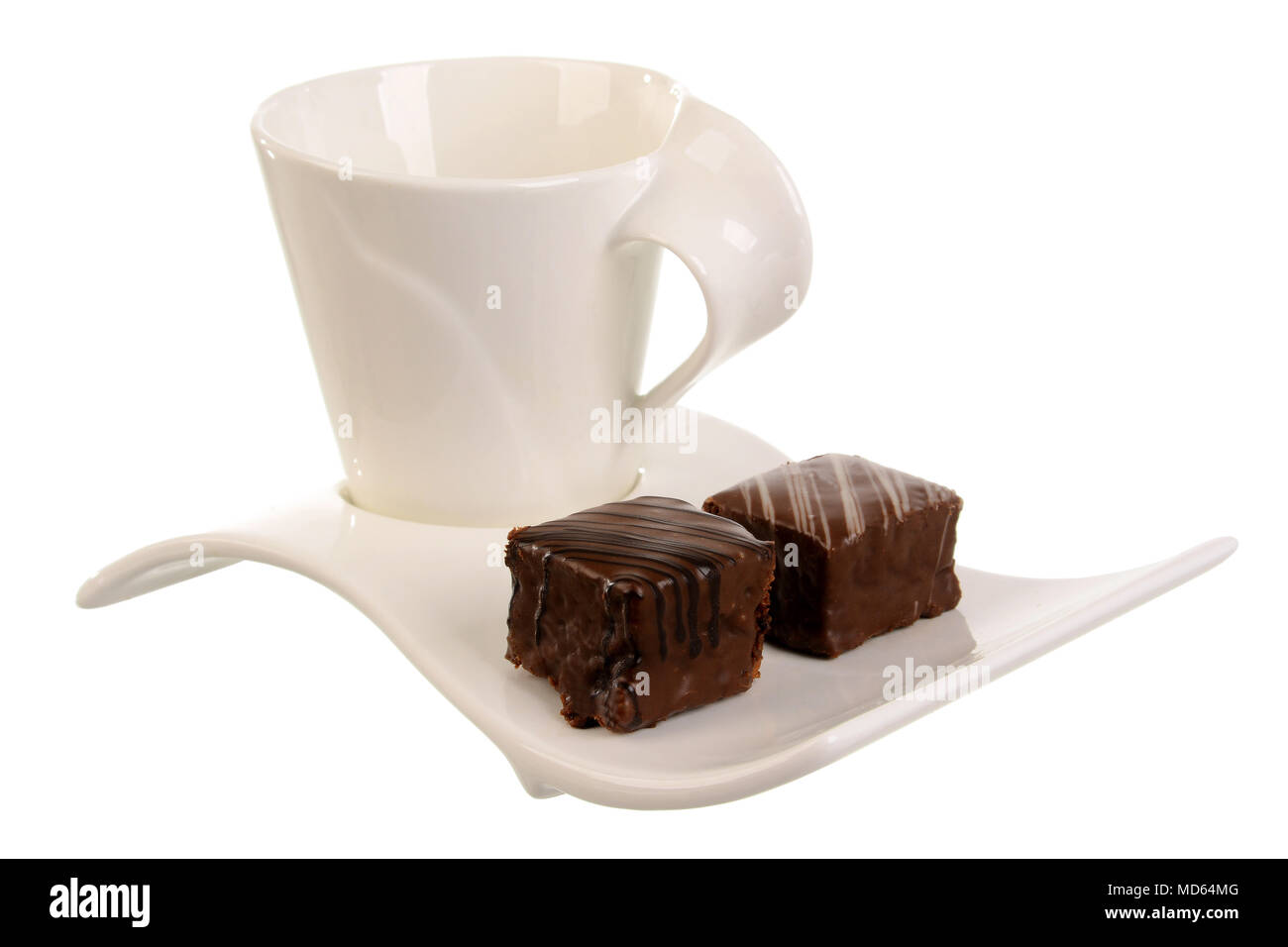 Eine chocolate frosted Kuchen und eine Tasse heißen Getränk Stockfoto