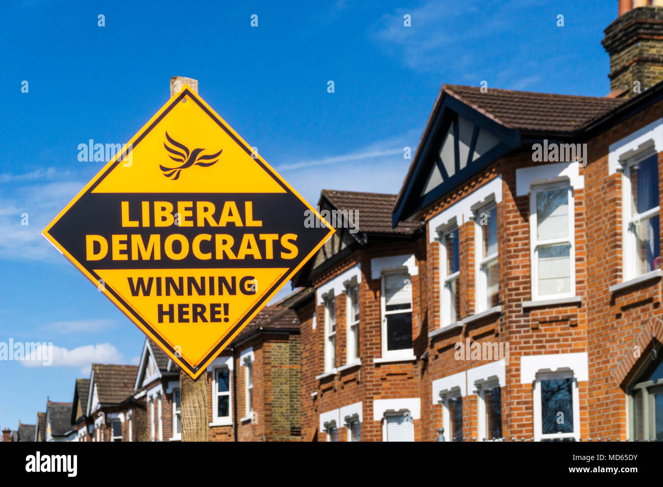 Eine liberale Demokraten Wahl unterzeichnen im Londoner Stadtteil Bromley, South London, bevor er im Mai 2018 Kommunalwahlen. S-Gehäuse im Hintergrund. Stockfoto