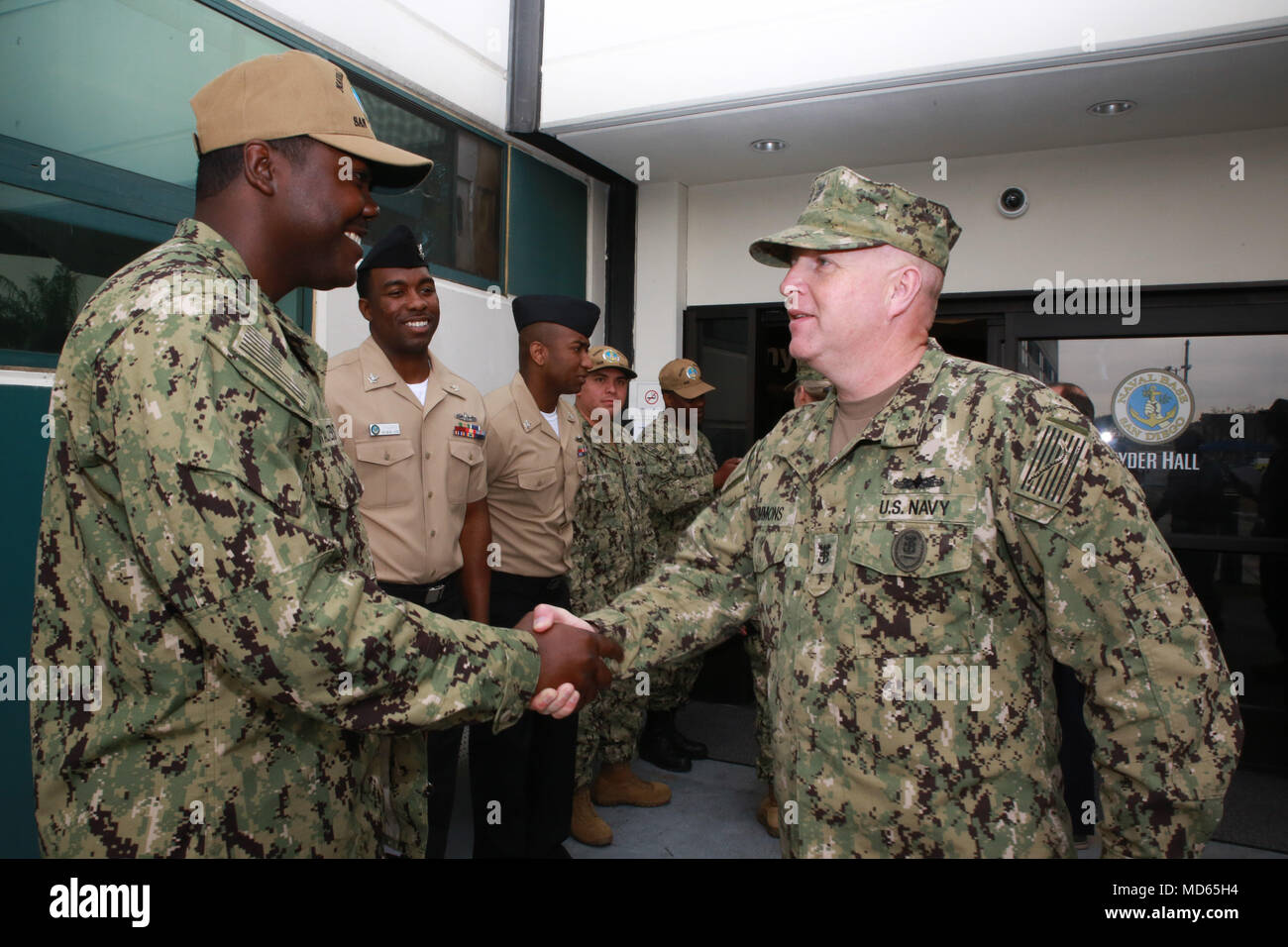 180322-N-RP 435-025 SAN DIEGO (Mar. 22, 2018) - Force Master Chief Steve Timmons grüßt das Schiff Veteran 1. Klasse Gavilan Walters, bevor Snyder Hall am Naval Base San Diego. Timmons wurde vor kurzem zum Kommandanten, Marine Installationen Befehl (CNIC) zugewiesen und begleitenden Vice Adm. Mary Jackson während Sie Touren Installationen im Südwesten zu bewerten und Feedback, wie die Grundlagen besser können die warfighter und die Flotte dienen. Marine Installationen sind komplexe, vielfältige Plattformen für verbesserte warfighter Bereitschaft durch die Bereitstellung von Manning, Training und Unterstützung und Ressourcen Stockfoto