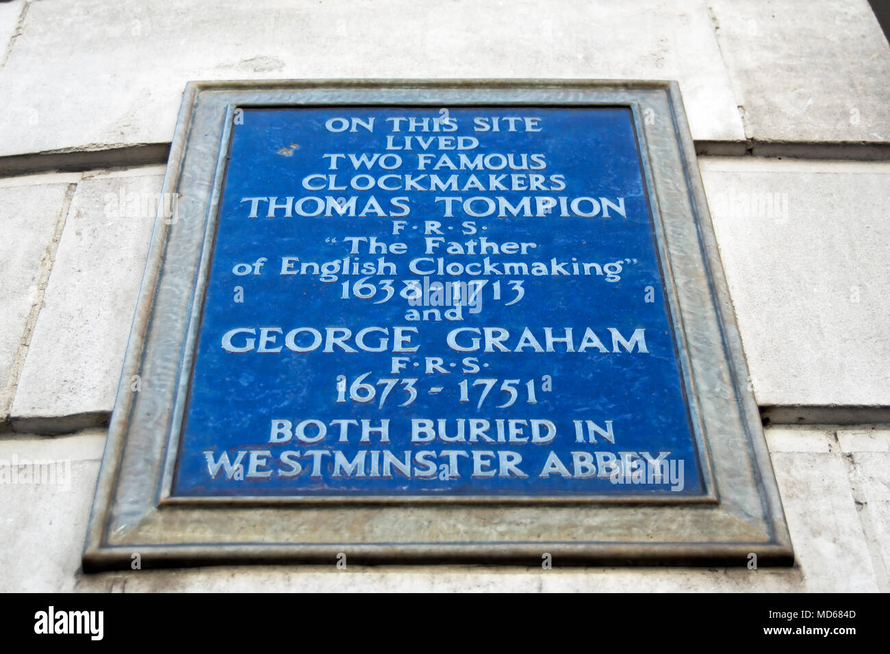 Blaue Plakette markiert den Standort der Wohnungen von zwei prominenten Uhrmacher, Thomas tompion und George Graham, Fleet Street, London, England Stockfoto