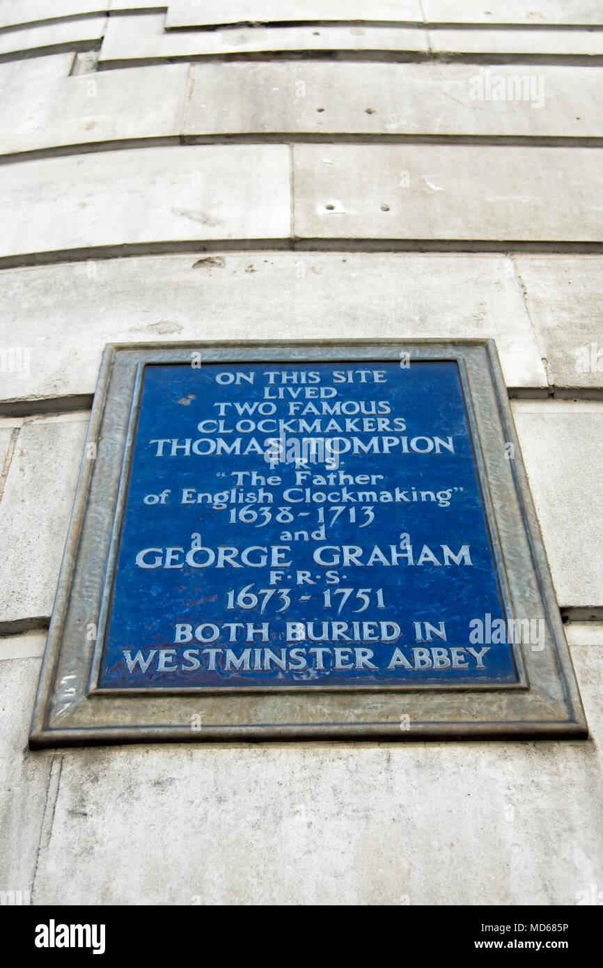 Blaue Plakette markiert den Standort der Wohnungen von zwei prominenten Uhrmacher, Thomas tompion und George Graham, Fleet Street, London, England Stockfoto