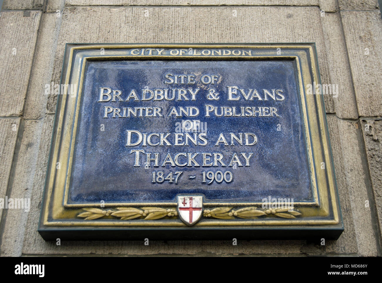 Stadt London Blue Plaque Kennzeichnung der Website von bradbury und Evans, Drucker und Verleger von Dickens, thackeray, Fleet Street, London, England Stockfoto
