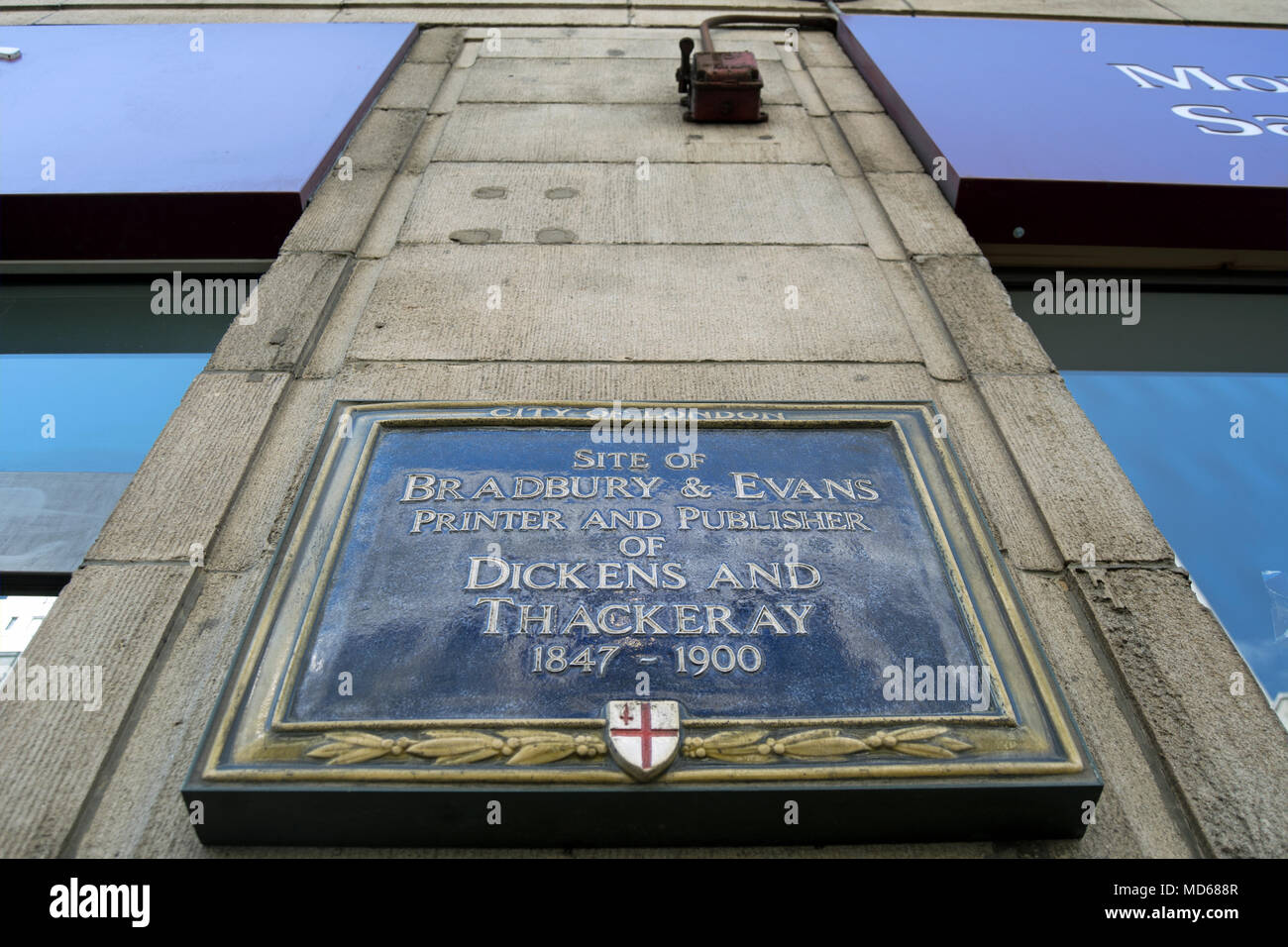 Stadt London Blue Plaque Kennzeichnung der Website von bradbury und Evans, Drucker und Verleger von Dickens, thackeray, Fleet Street, London, England Stockfoto