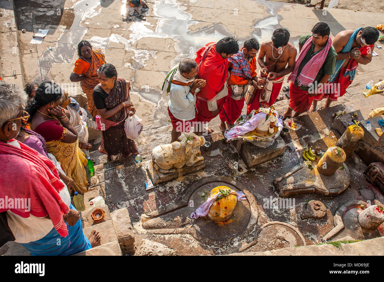 Männer verzieren Shiva linga Maha Shivaratri in Varanasi zu feiern. Stockfoto