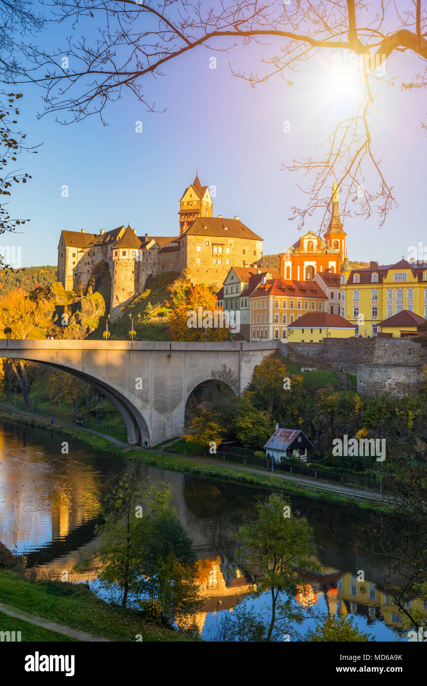 Bunte Stadt Loket im Herbst über Eger im Bezirk Sokolov in der Karlsbader Region der Tschechischen Republik Stockfoto