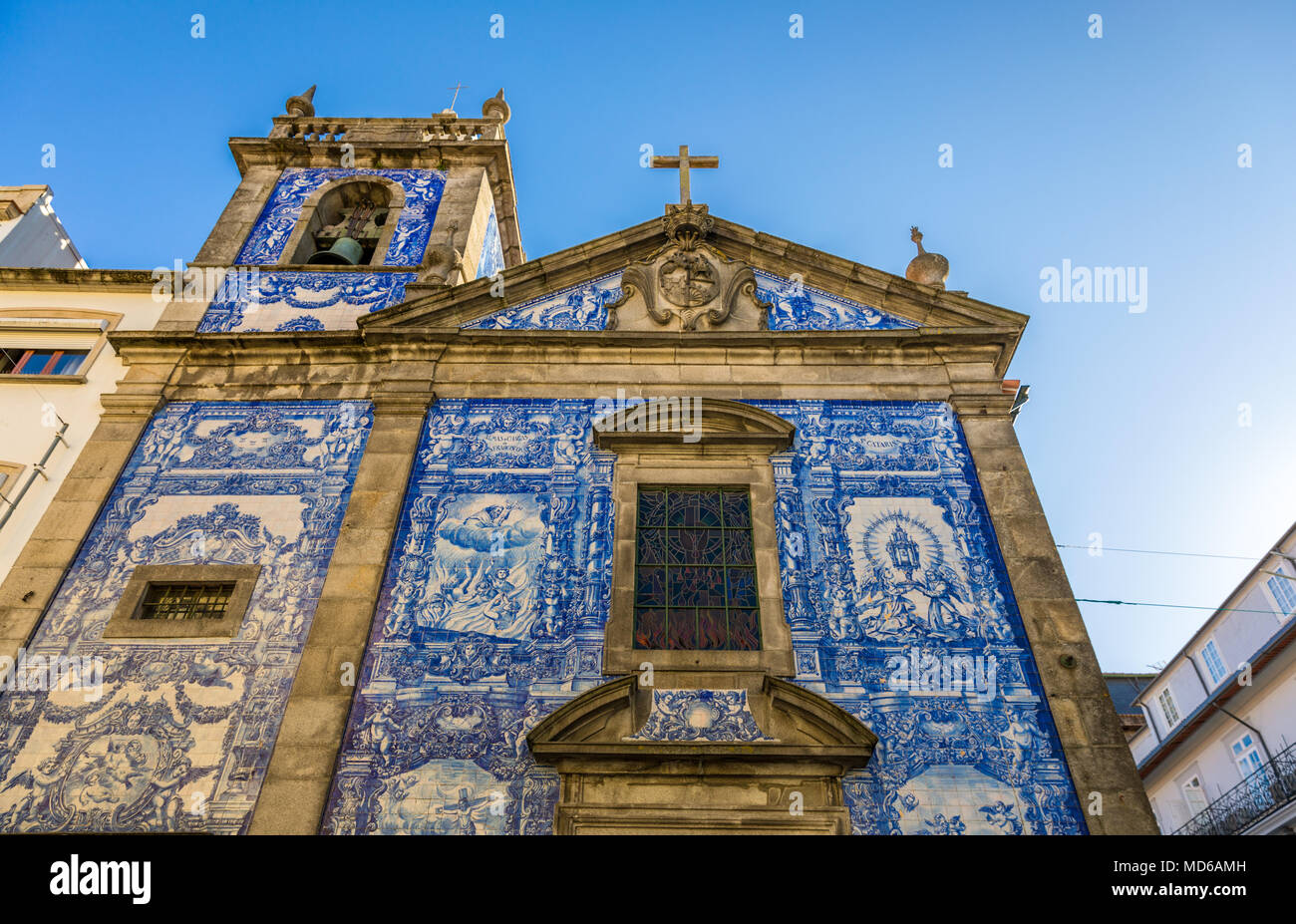 Traditionelle historische Fassade in Porto verziert mit blauen handgemalten Zinn-glasierte Fliesen, Porto, Portugal Stockfoto