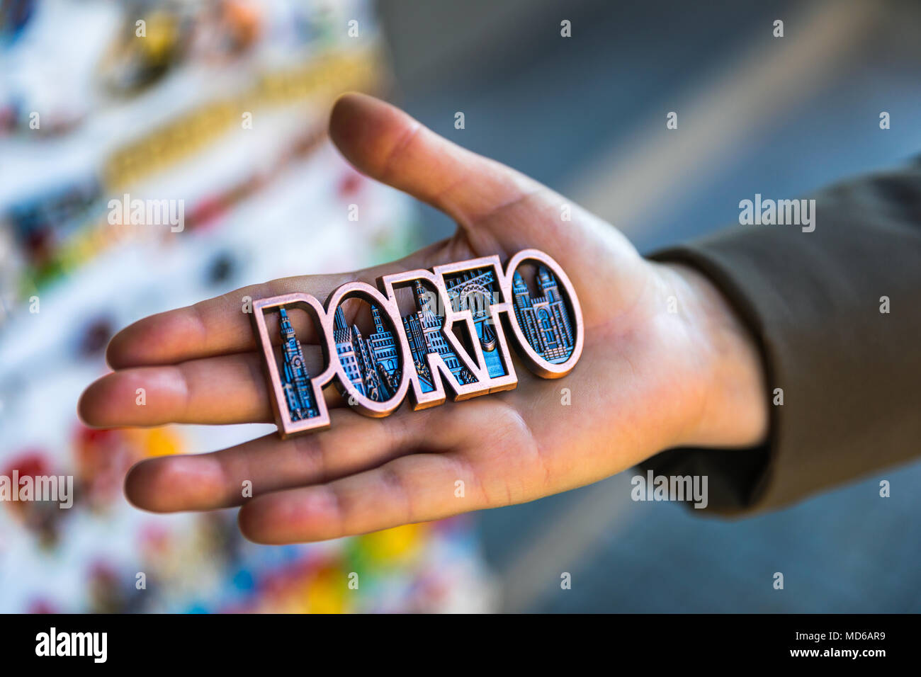 Frauen Hand Porto magnet Souvenir mit Porto in Portugal. Stockfoto