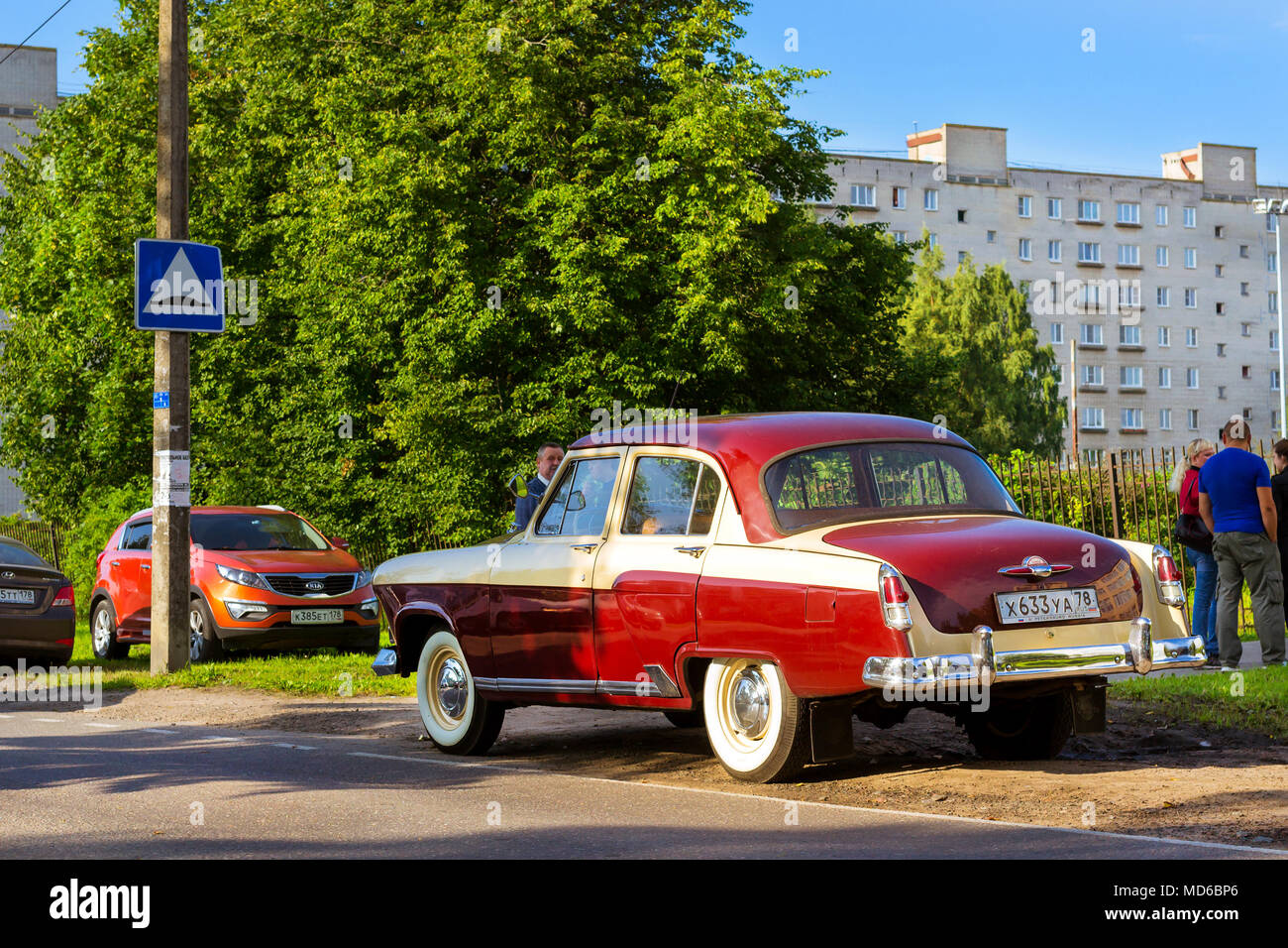 St. Petersburg, Russland - 1. September 2017: Sowjetische retro rotes Auto Volga GAZ-21 retro Rallye Gorki Klassiker. Russische retro Auto steht auf der Seite der Ro Stockfoto