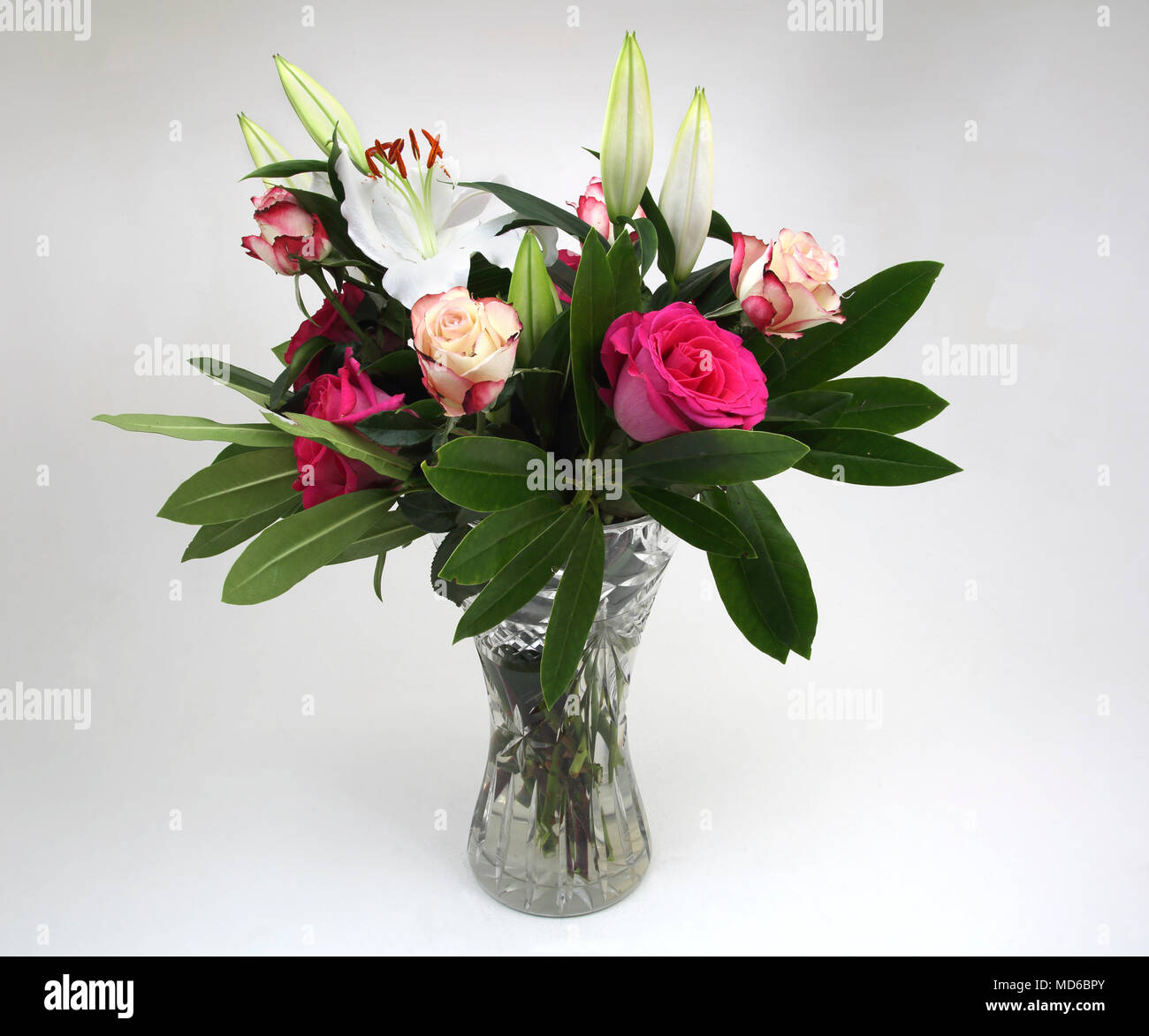 Blumenstrauß Rosen und Lilien in Vase Glas Kristall Stockfoto