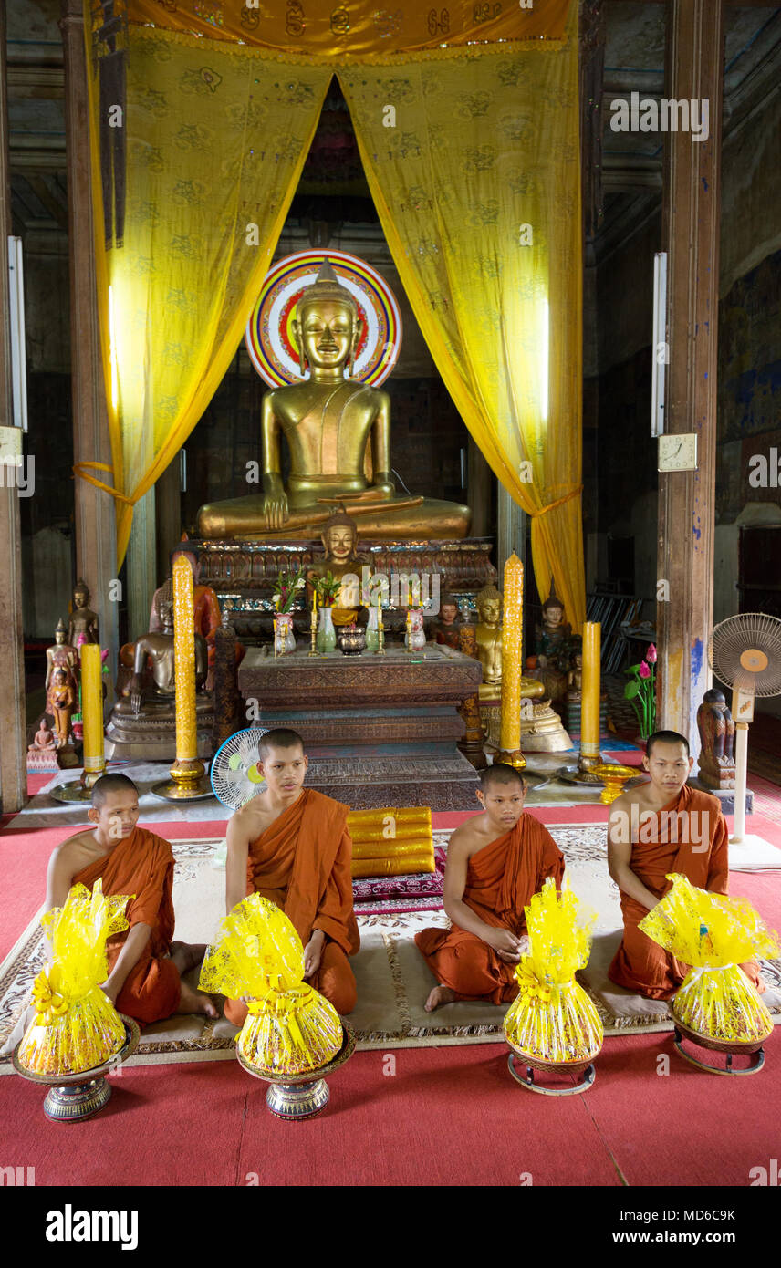 Kambodscha Mönche - vier buddhistische Mönche während einer Zeremonie im Tempel ein buddhistisches Heiligtum, Siem Reap, Kambodscha Asien Stockfoto