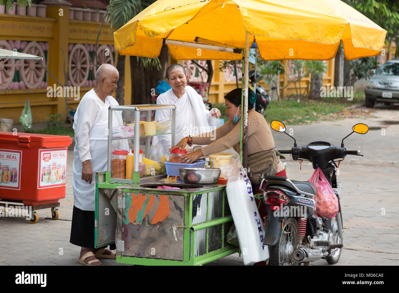 Eine Street Food Verkäufer der Verkauf essen um Zwei lokale Frauen, Siem Reap, Kambodscha Asien Stockfoto