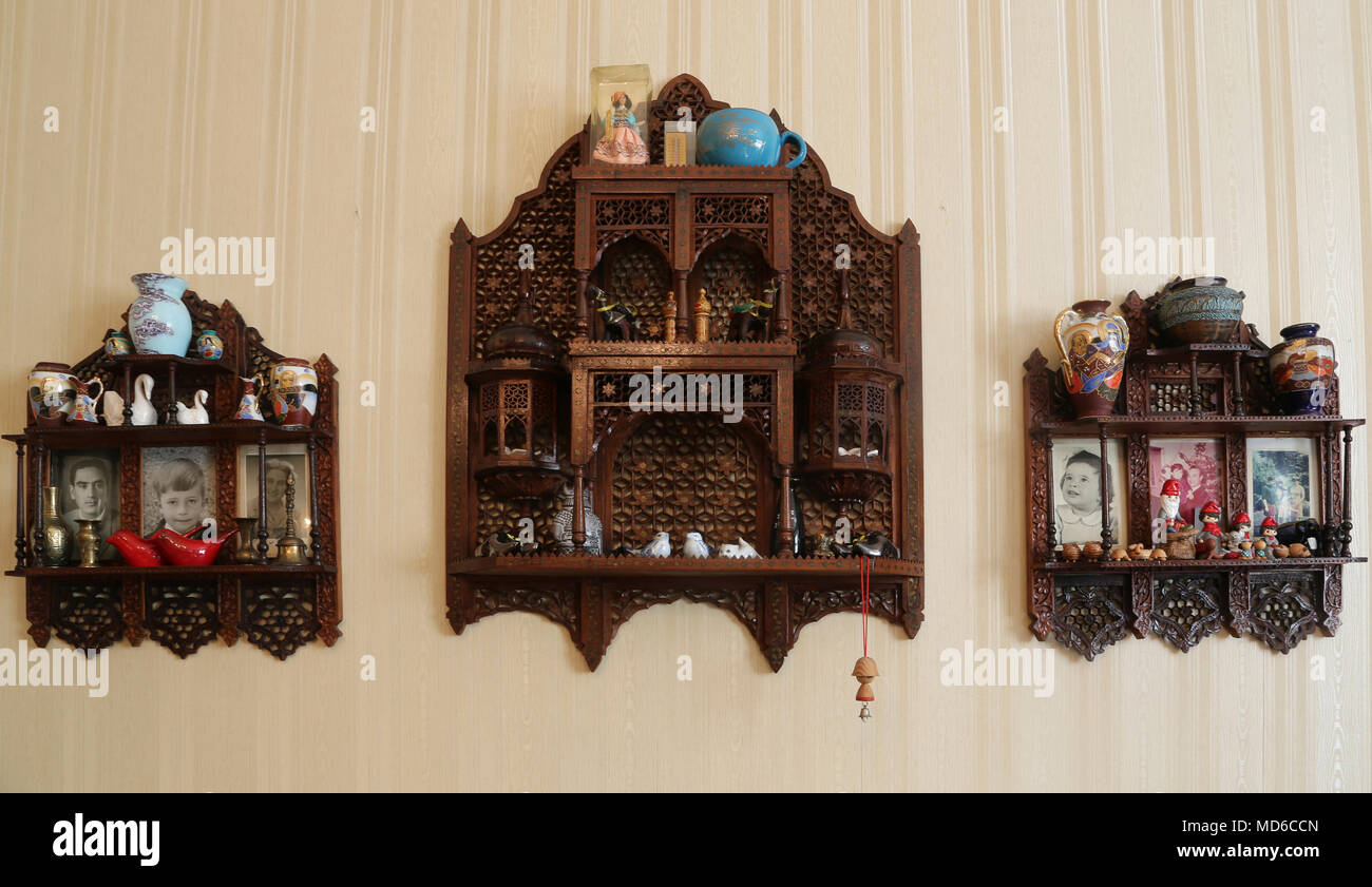 Holz- viktorianischen Indischen geschnitzten Devotional Verkaufsregalen von Kolkata Anzeigen von Fotos nad Ornamente Stockfoto