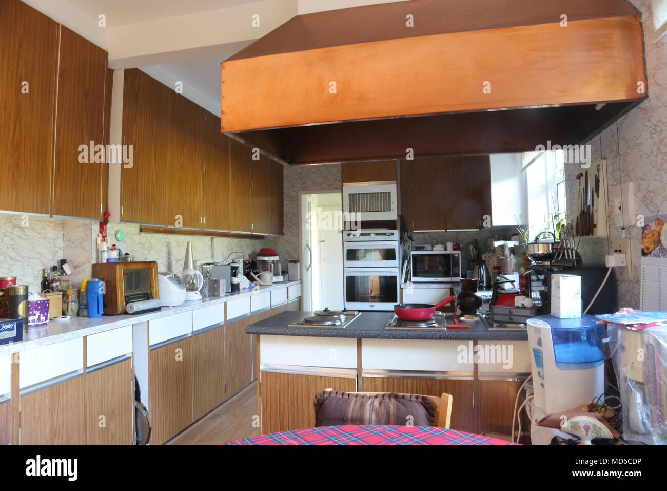 Innenraum der Küche mit Kupfer Dunstabzugshaube Cheam Surrey, England Stockfoto