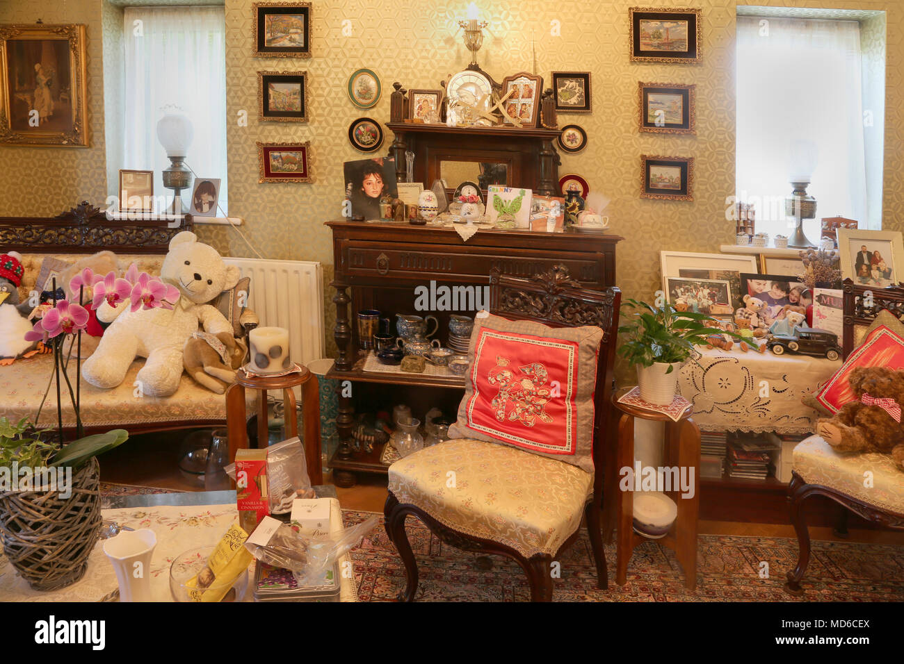 Interieur der Zimmer mit Möbeln im Haus, Surrey, England Stockfoto