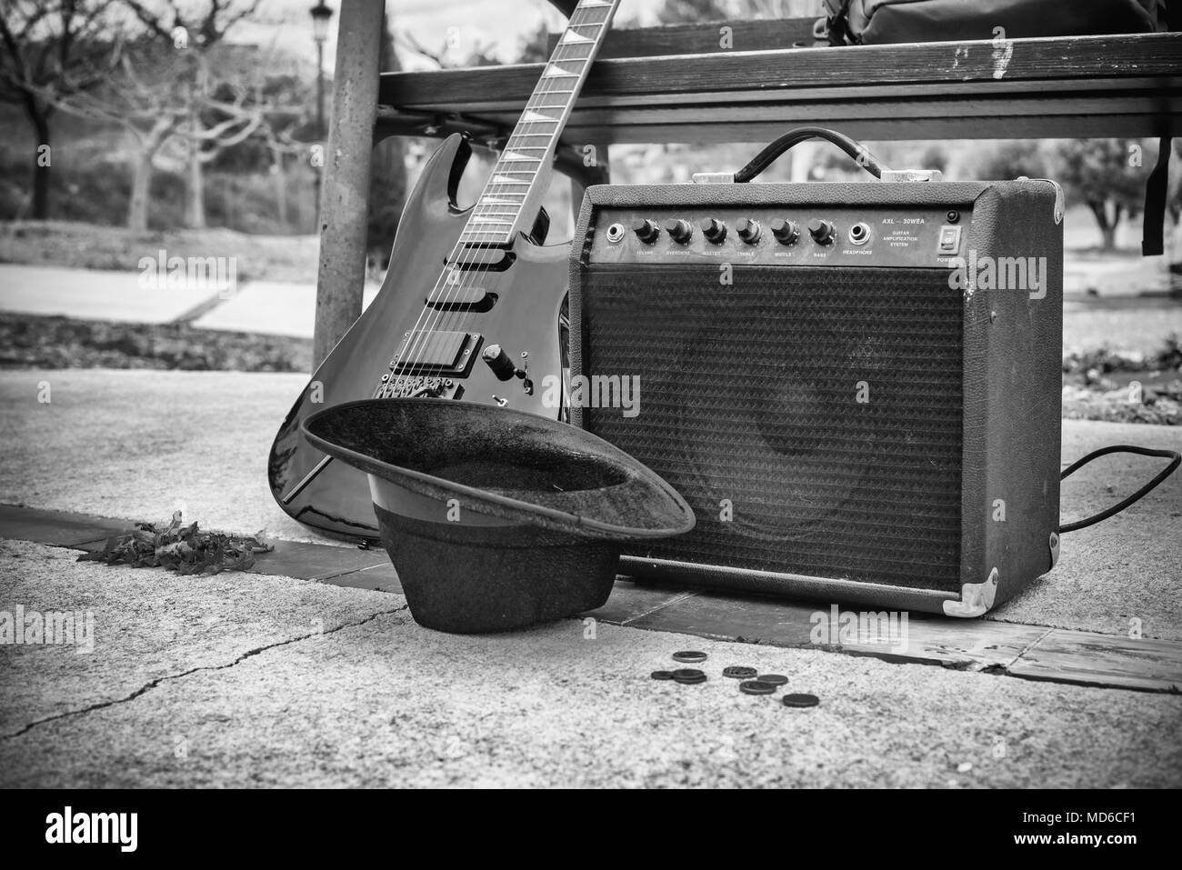 Alte Gitarre und Verstärker neben einer Parkbank, eine Straße Musik Konzept  Stockfotografie - Alamy
