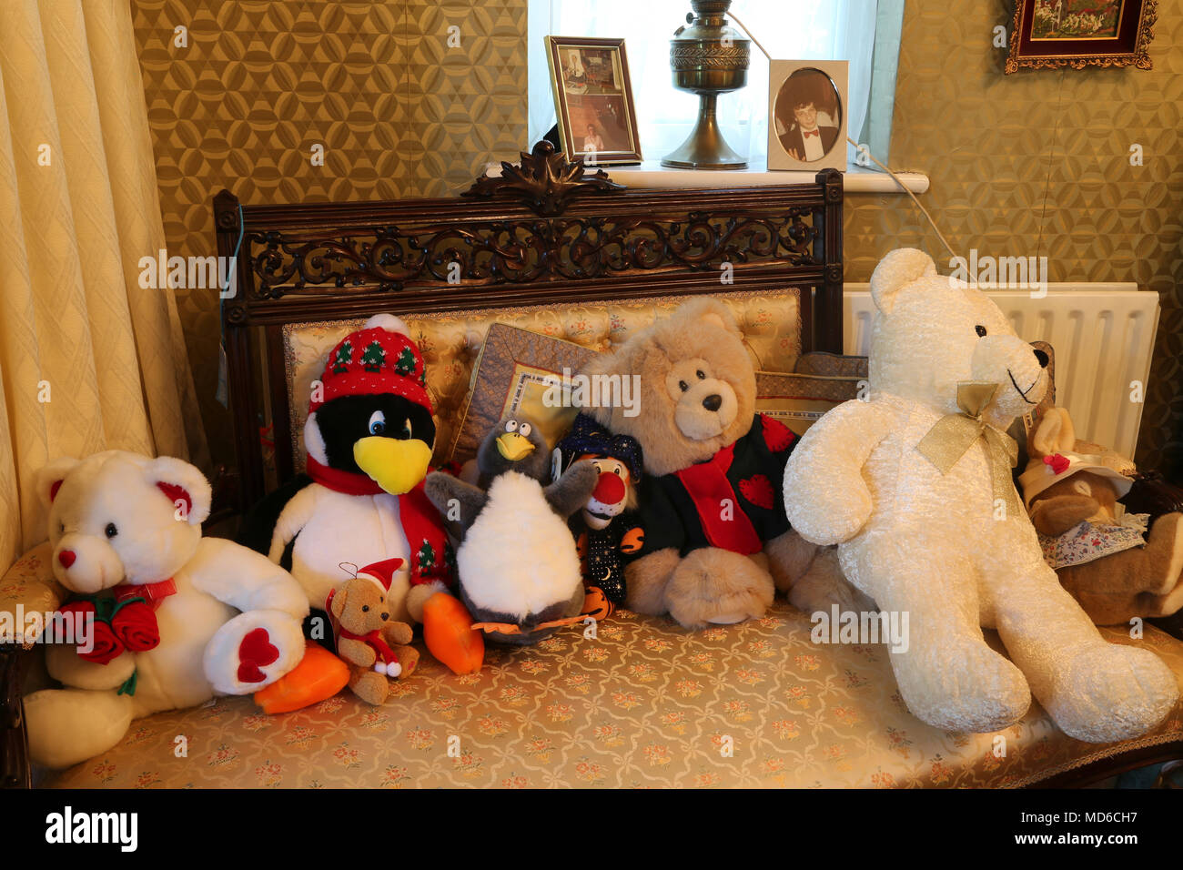 Weichen Teddybären und Pinguine im Wohnzimmer Stockfoto