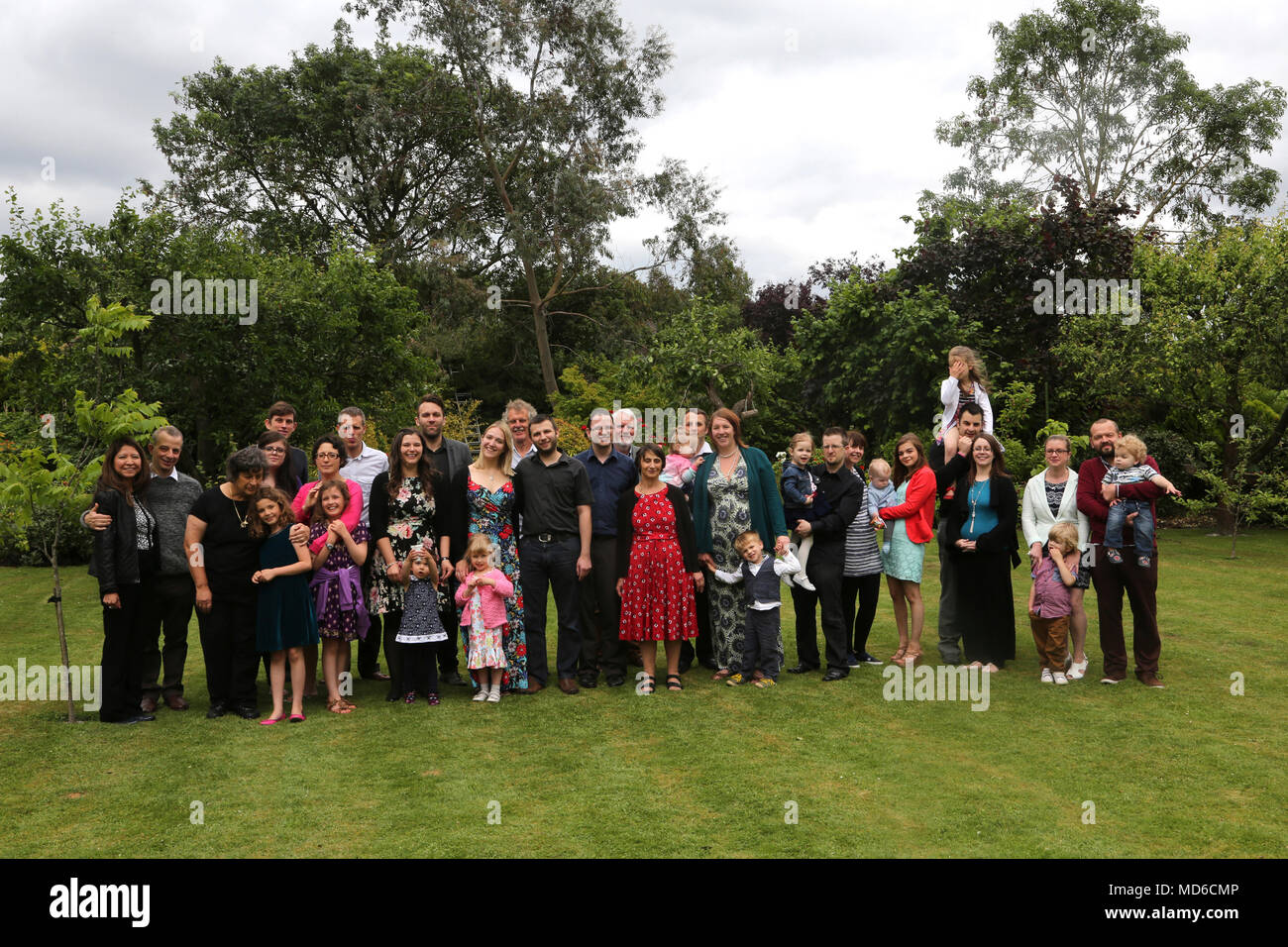 Große Gruppe von Menschen Großfamilie in Garten Surrey, England Stockfoto