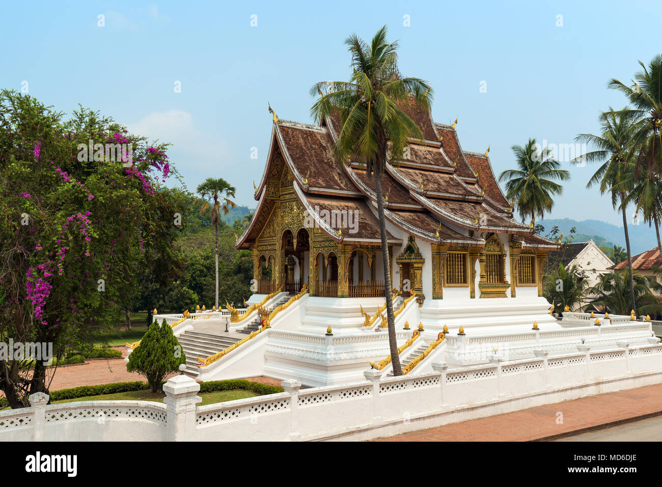 Blick auf die reich verzierten Haw Pha Bang Tempel, auch als Royal oder Schlosskapelle bekannt. Es ist neben dem Königlichen Palast in Luang Prabang, Laos. Stockfoto