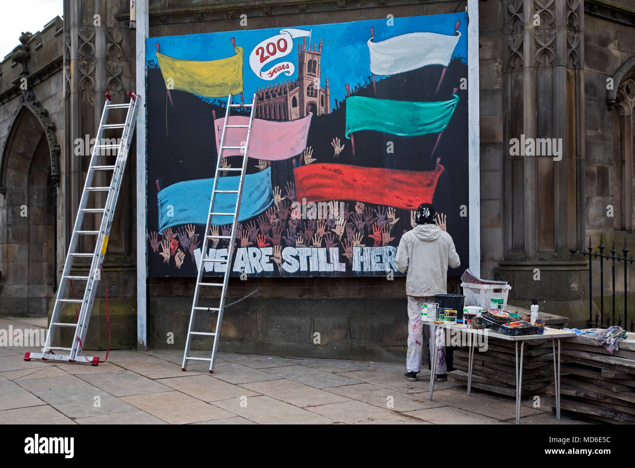 Künstler arbeiten auf ein Stück politische Kunst im St John's Church an der Princes Street, Edinburgh, Schottland, Großbritannien. Stockfoto