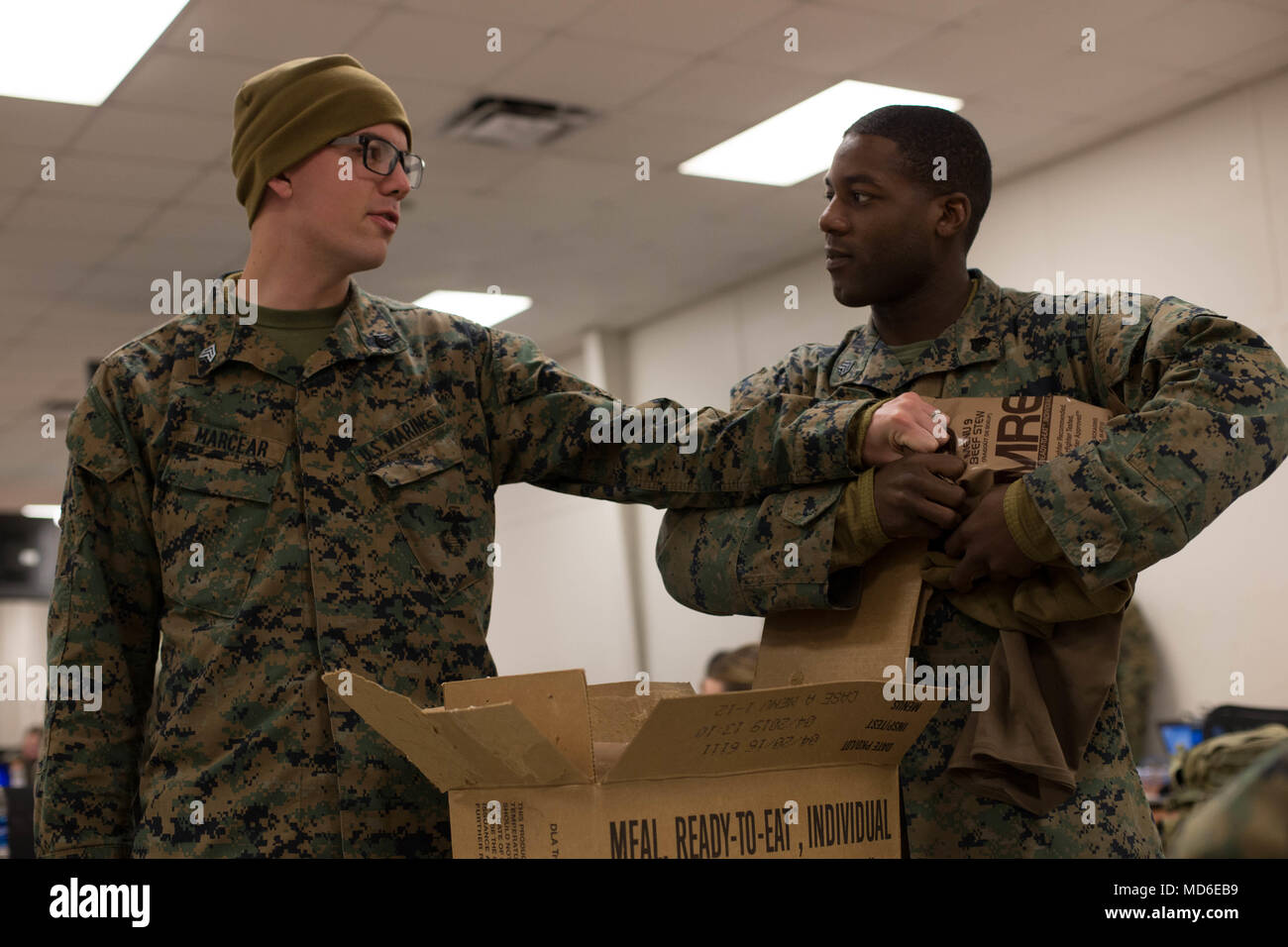 Us-Marines greifen die gleichen Meal-Ready - To-Eat Für Mittagessen während der kombinierte Einheit Übung (CUX) am Lager Upshur Quantico, Virginia. Am 15. März 2018. Der CUX-ist eine Übung, die Marines, Schwester Services ermöglicht, und verbündete Partner bei der Integration von Funktionen für zukünftige Missionen und Operationen ausgebildet zu werden. (U.S. Marine Corps Fotos von; Lance Cpl. Donte Gaukler; Nicht Klassifiziert/Freigegeben) Stockfoto