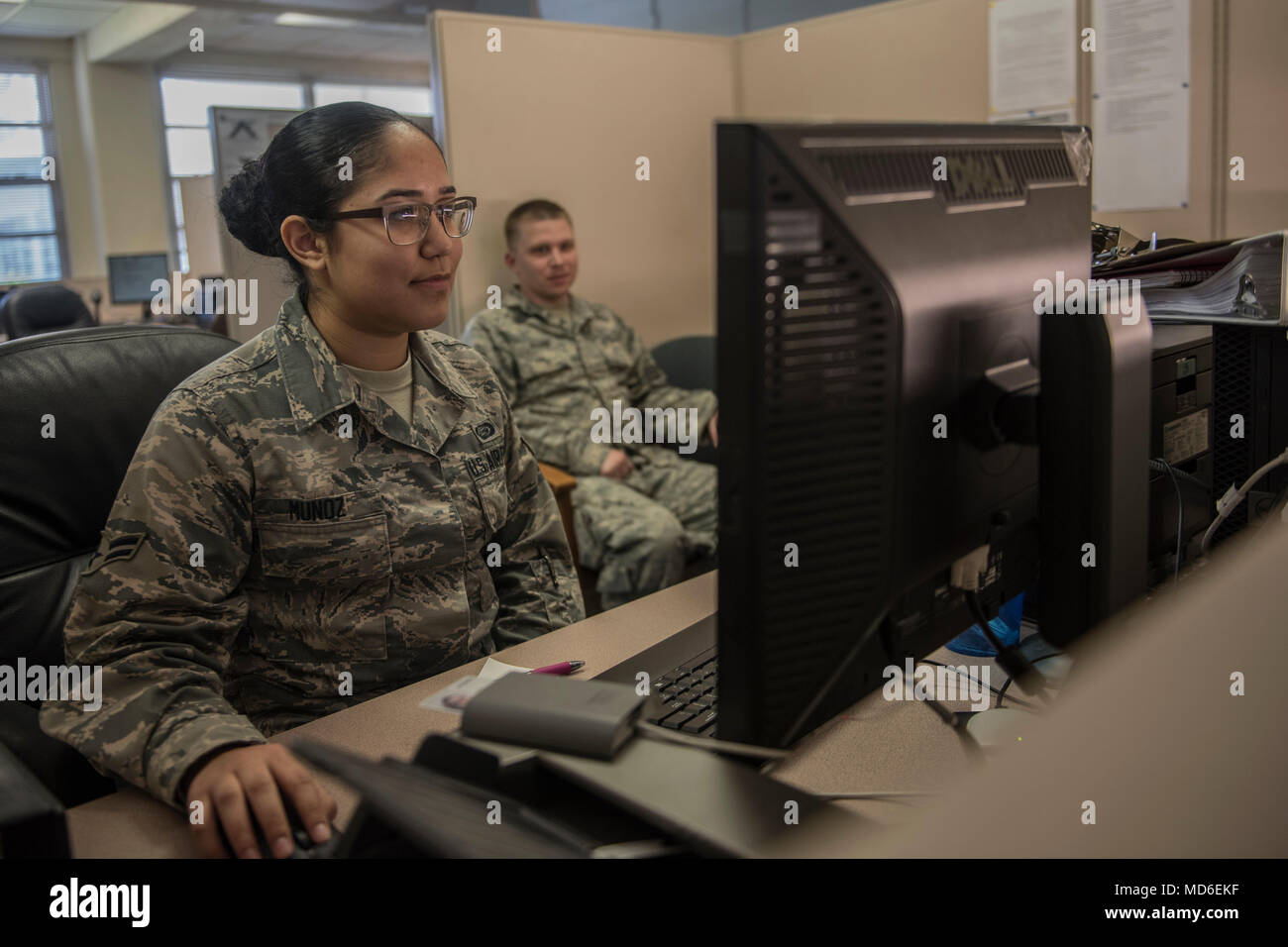 Die United States Air Force ist die Luftwaffe der United States Armed Forces. Ein Luftmann der 18th Force Support Squadron erstellt am 29. März 2018 eine Common Access Card für ein Mitglied der 718th Aircraft Maintenance Squadron auf der Kadena Air Base, Japan, als Teil eines neuen Identifikationssystems. Das Archivbild dokumentiert administrative Unterstützungsoperationen innerhalb der Abteilung für Militärpersonal. Stockfoto