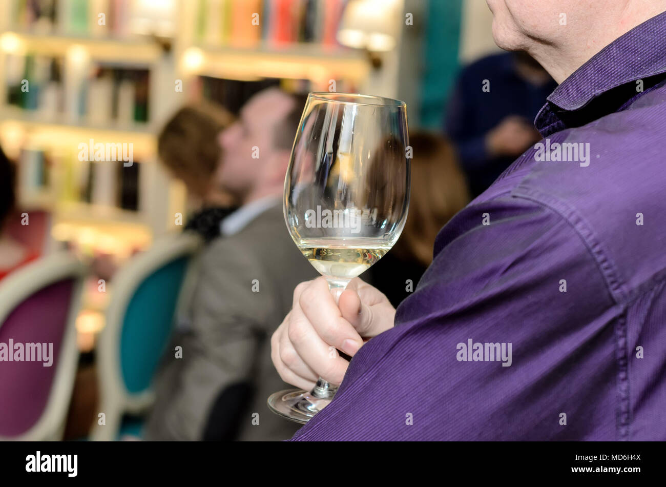 Business Mann hand Glas Champagner auf Luxus Corporate Partei Stockfoto