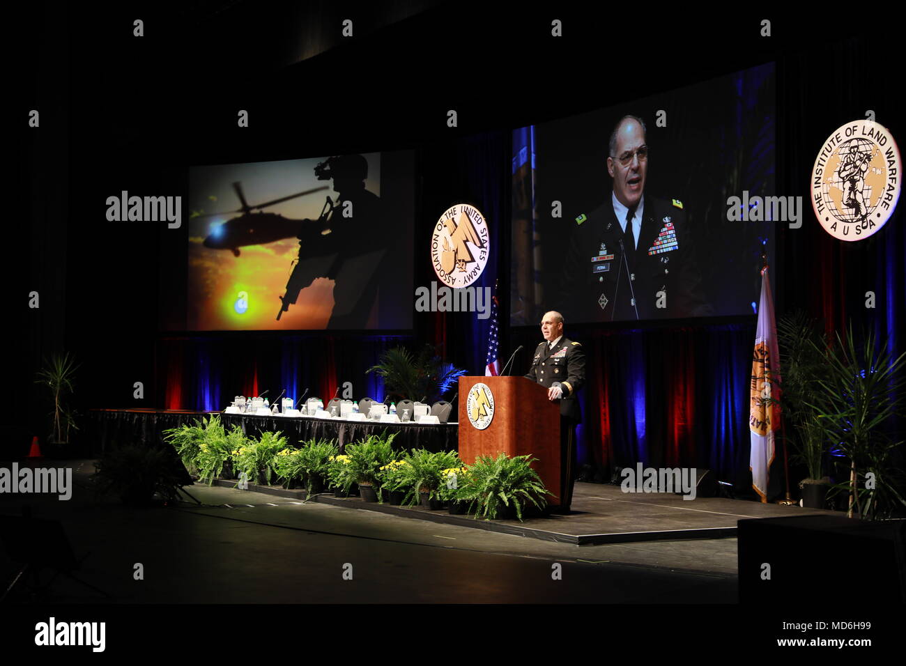 Us-Armee Gen. Gus Perna, Army Material Command kommandierender General, die Eröffnungsrede auf der Verband der US-Armee globale Kraft Symposium 2018 in Huntsville, Alabama, 27.03.2018. Hunderte von Soldaten, Armee Zivilisten, der Wissenschaft und Partnern aus der Wirtschaft nahmen an der Veranstaltung teil. Stockfoto