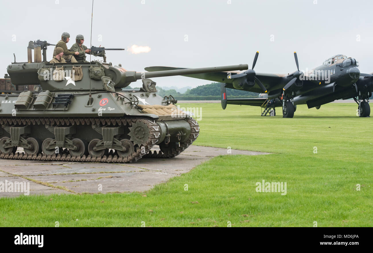 Tank abfeuern Maschinengewehr mit Lancaster hinter Stockfoto