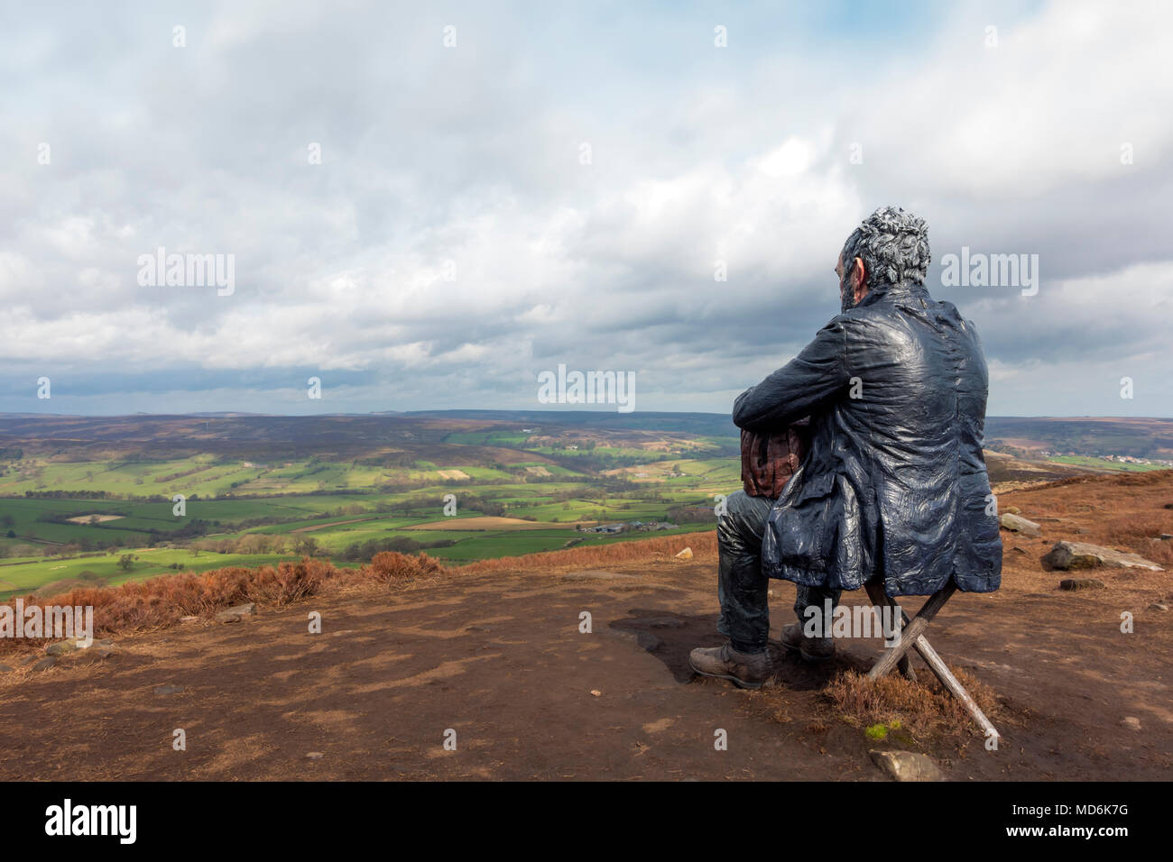 Die sitzende Mann Skulptur des Künstlers Sean Henry auf Castleton Rigg ein Höhepunkt in der North Yorkshire Moors National Park mit Blick auf die westerdale Stockfoto