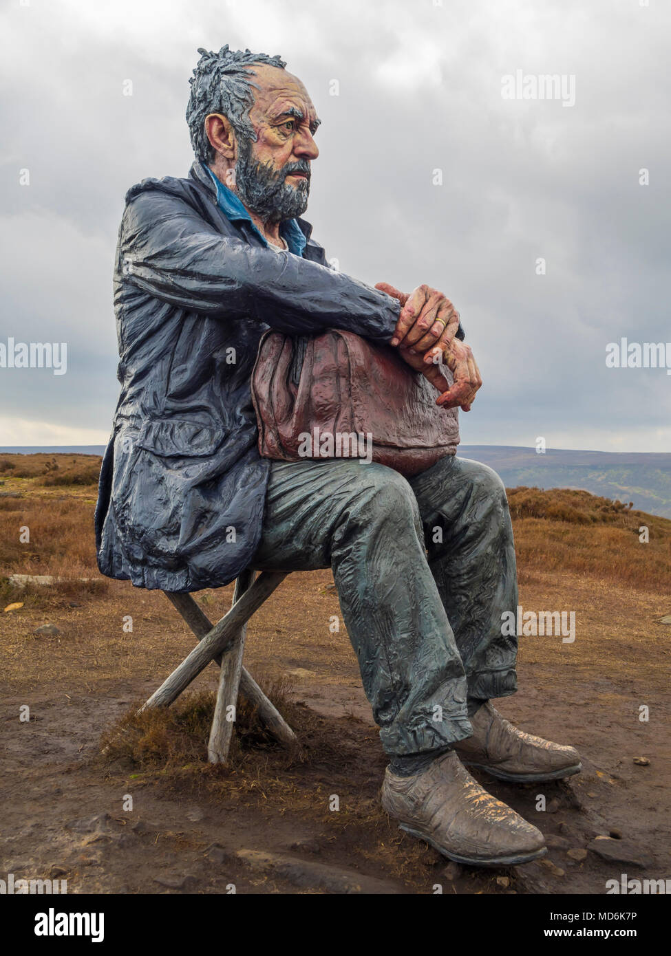 Die sitzende Mann Skulptur des Künstlers Sean Henry auf Castleton Rigg ein Höhepunkt in der North Yorkshire Moors National Park mit Blick auf die westerdale Stockfoto