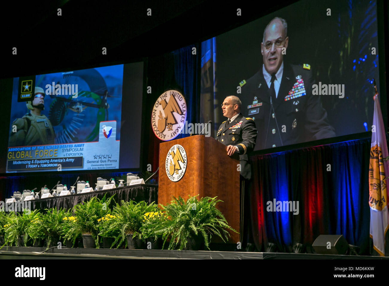 Us-Armee Gen. Gus Perna, Army Material Command kommandierender General, die Eröffnungsrede auf der Verband der US-Armee globale Kraft Symposium 2018 in Huntsville, Alabama, 27.03.2018. Hunderte von Soldaten, Armee Zivilisten, der Wissenschaft und Partnern aus der Wirtschaft nahmen an der Veranstaltung teil. (U.S. Armee Foto von Sgt. 1. Klasse Teddy Furt) Stockfoto