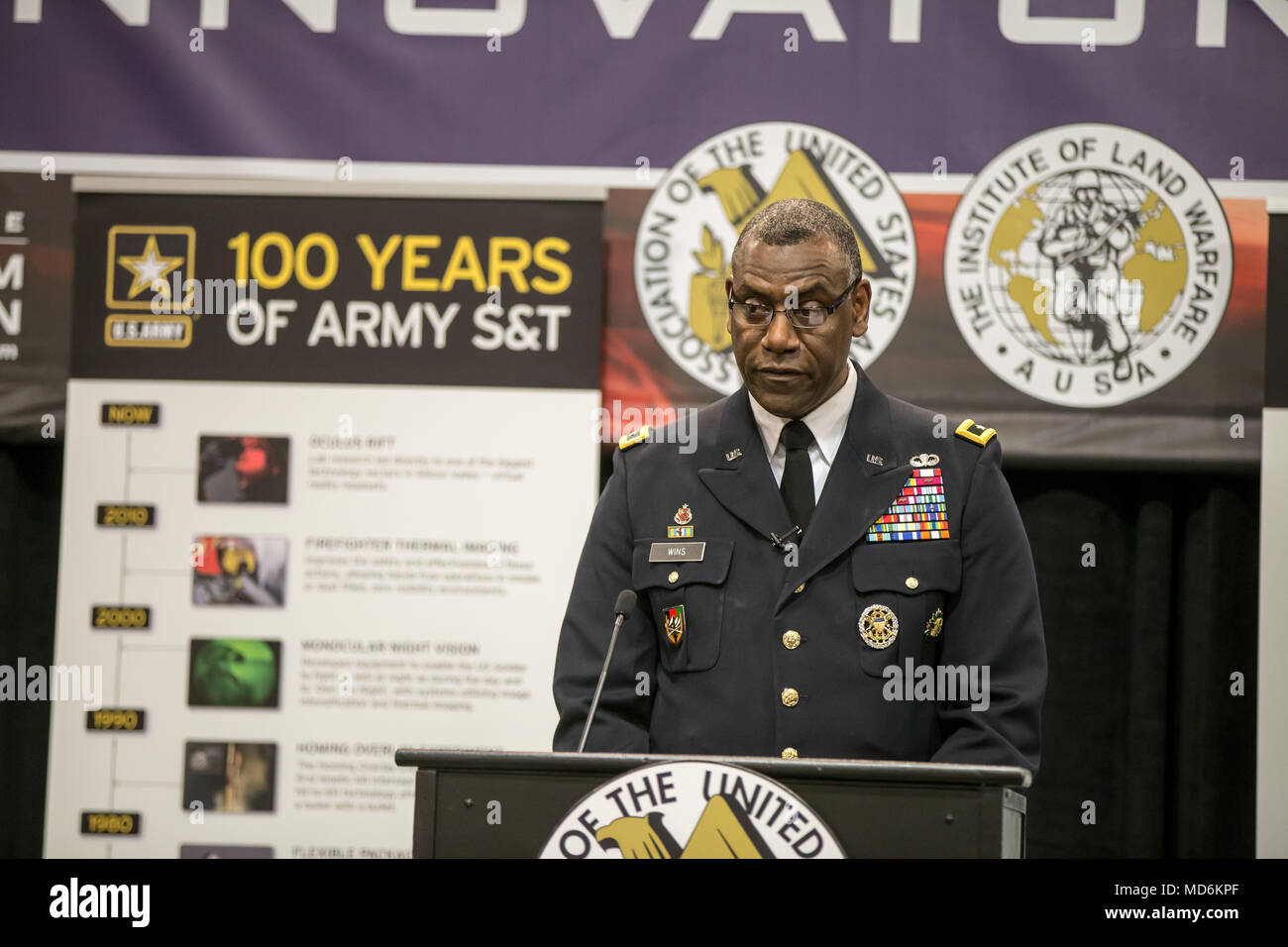 Us-Armee Generalmajor Cedric T. gewinnt, kommandierender General der US-Armee in Forschung, Entwicklung und Engineering Befehl, erläutert die Vorteile der neuen US-Armee Futures Befehl mit einem Publikum an die Assoziation der United States Army globale Kraft Symposium 2018 in Huntsville, Alabama, 27.03.2018. (U.S. Armee Foto von Sgt. 1. Klasse Teddy Furt) Stockfoto