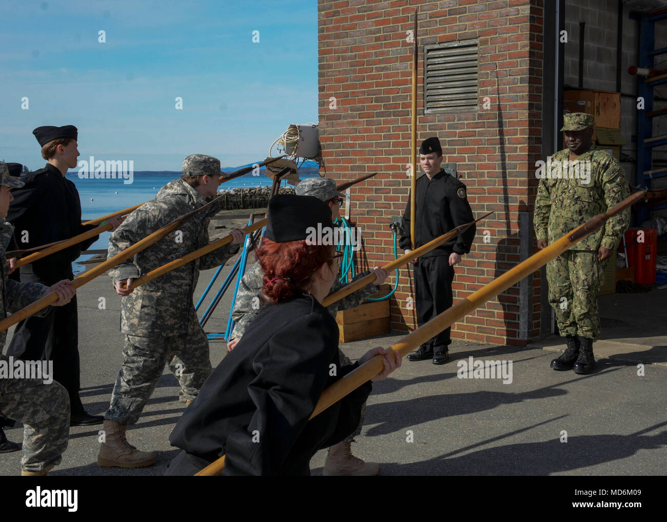 180324-N-SM 577-0136 BOSTON (24. März 2018) das Schiff Veteran Klasse 2 Jeremy Lusk, USS Constitution zugeordnet, beobachtet als jrotc Kadetten Spieß bohrt mit Marine Maritime Academy durchführen. Verfassung Segler besuchten Maine Maritime Academy JROTC Kadetten Teamarbeit und Geschichte durch die Pistole und Hecht Bohrer zu unterrichten. (U.S. Marine Foto von Mass Communication Specialist 3. Klasse Casey Scoular/Freigegeben) Stockfoto