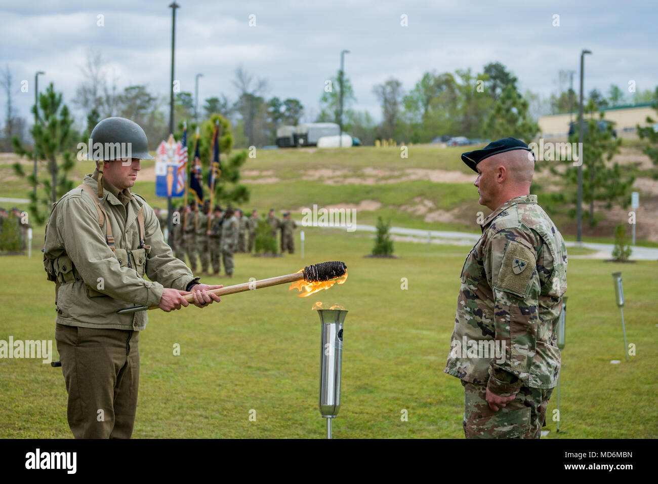 FORT Benning, Ga (28 März 2018) - Der 1. Battalion, 46th Infantry Regiment, ehren Veteranen der 46th Infantry Regiment mit einem jährlichen Taschenlampe Beleuchtung Zeremonie am 27. März in Fort Benning, Georgia. Die Zeremonie ehrt das Regiment und seine Teilnahme im Zweiten Weltkrieg und im Vietnamkrieg. (Fotos von Patrick A. Albright, MCoE PAO Fotograf) Stockfoto