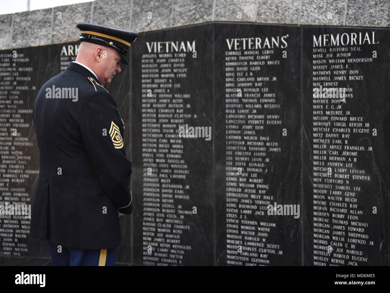 Little Rock, Arche: - Arkansas National Guard älterer Soldat Führer, Command Sergeant Major Steven Veazey Pausen an der Arkansas Vietnam Veterans' Memorial auf dem Gelände des Arkansas State Capitol, Donnerstag, März 28, 2018, bevor ein Arkansas Abteilung der Veteran-Angelegenheiten Kranzniederlegung Zeremonie. Die Zeremonie geehrt SGT Willie Pippins Sr. (Little Rock, AR) und SPC Glennon Marcussen (Monticello, AR). Beide Pippins" und marcussen Die Namen sind auch auf das Vietnam Memorial in Washington DC. (U.S. Army National Guard Foto von Civ. Zac Lehr) Stockfoto