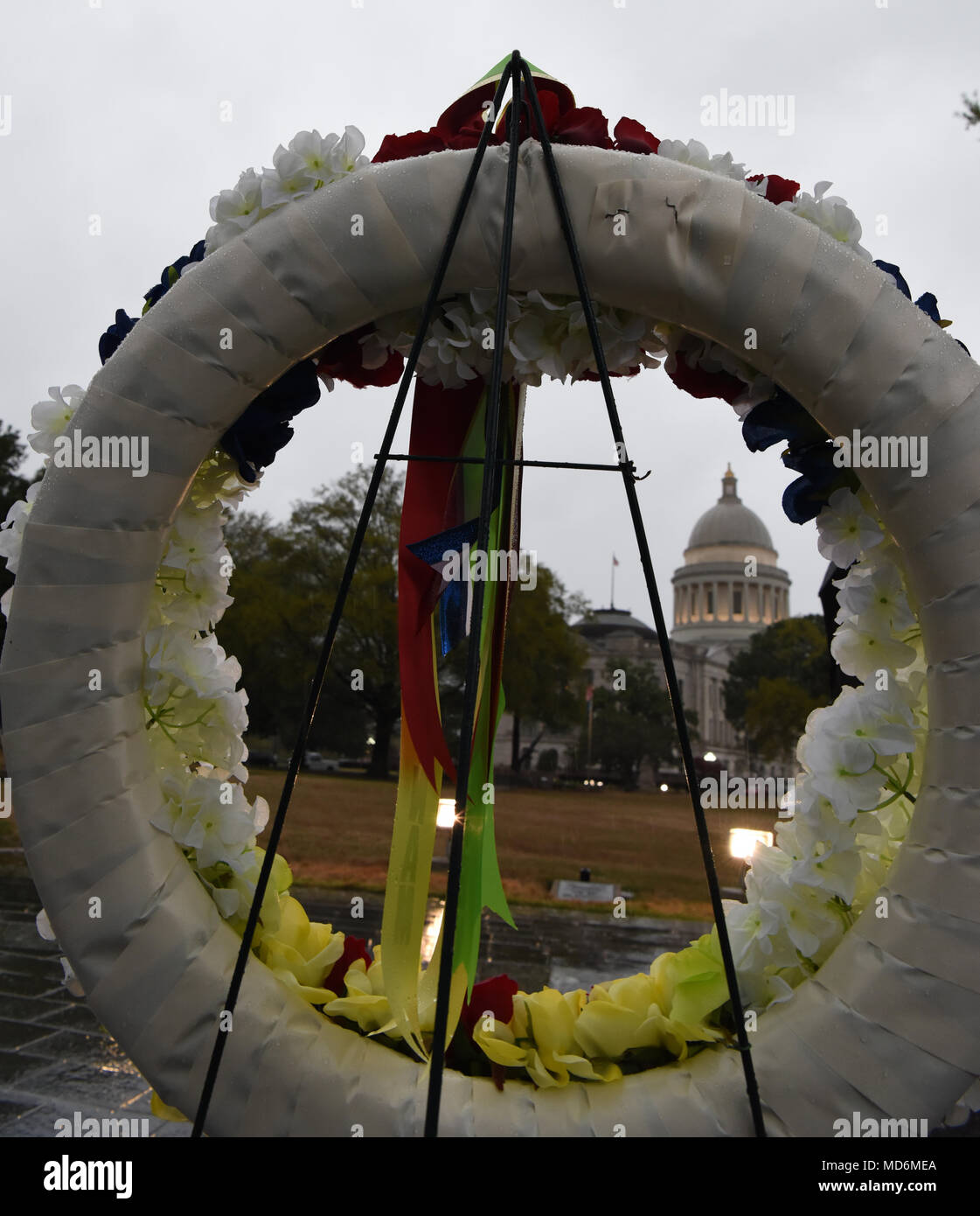 Little Rock, Arche: - die Arkansas Abteilung der Veterans Affairs leitete eine Kranzniederlegung Donnerstag, März 28, 2018, bei den Vietnam Veteranen' Memorial auf dem Gelände des Arkansas State Capitol. Die Zeremonie geehrt SGT Willie Pippins Sr. (Little Rock, AR) und SPC Glennon Marcussen (Monticello, AR). Beide Pippins" und marcussen Die Namen sind auch auf das Vietnam Memorial in Washington DC. (U.S. Army National Guard Foto von Civ. Zac Lehr) Stockfoto
