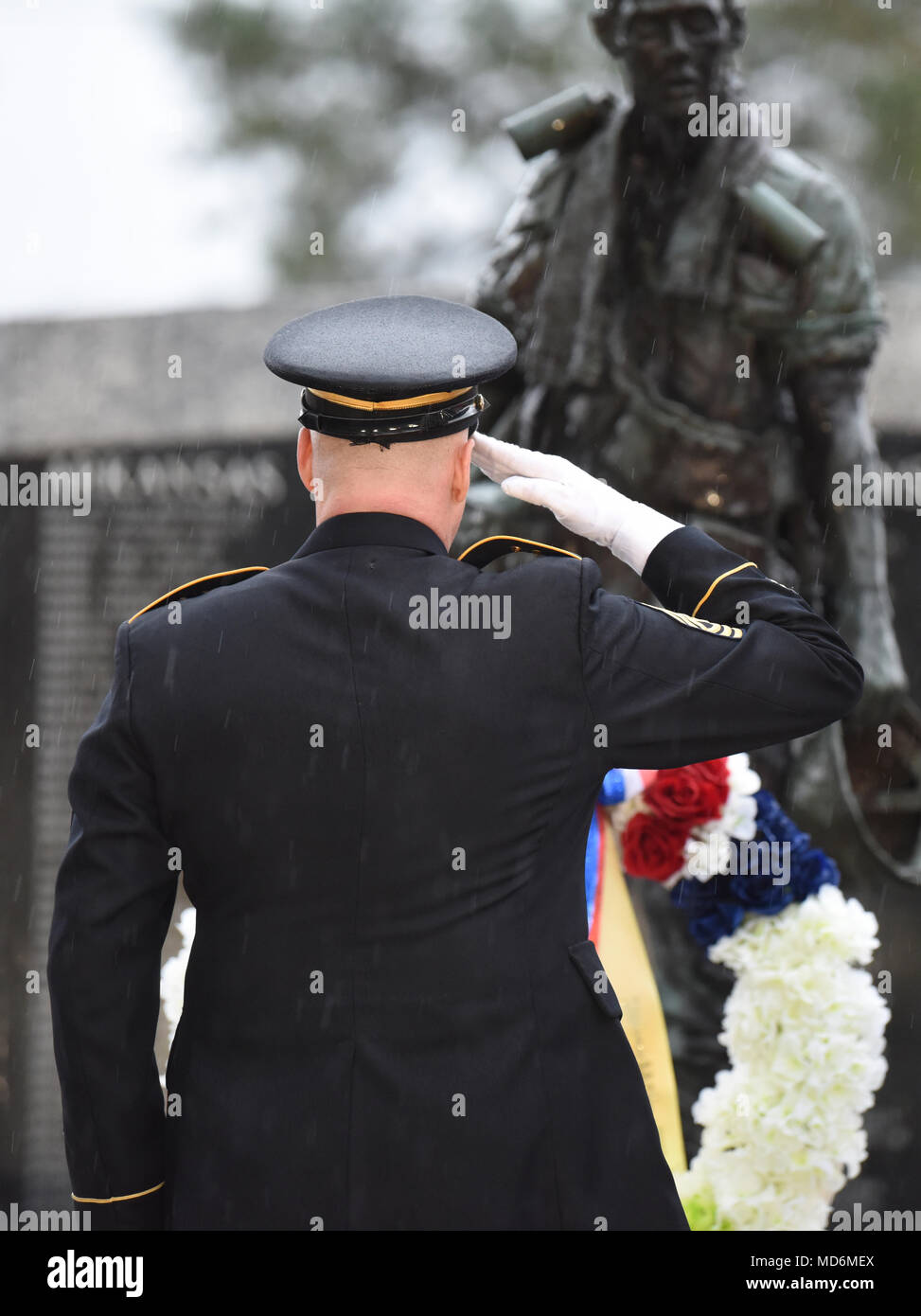 Little Rock, Arche: - Arkansas National Guard älterer Soldat Führer, Command Sergeant Major Steven Veazey begrüßt während einer Arkansas Abteilung der Veterans Affairs Kranzniederlegung Donnerstag, März 28, 2018, bei den Vietnam Veteranen' Memorial auf dem Gelände des Arkansas State Capitol. Die Zeremonie geehrt SGT Willie Pippins Sr. (Little Rock, AR) und SPC Glennon Marcussen (Monticello, AR). Beide Pippins" und marcussen Die Namen sind auch auf das Vietnam Memorial in Washington DC. (U.S. Army National Guard Foto von Civ. Zac Lehr) Stockfoto
