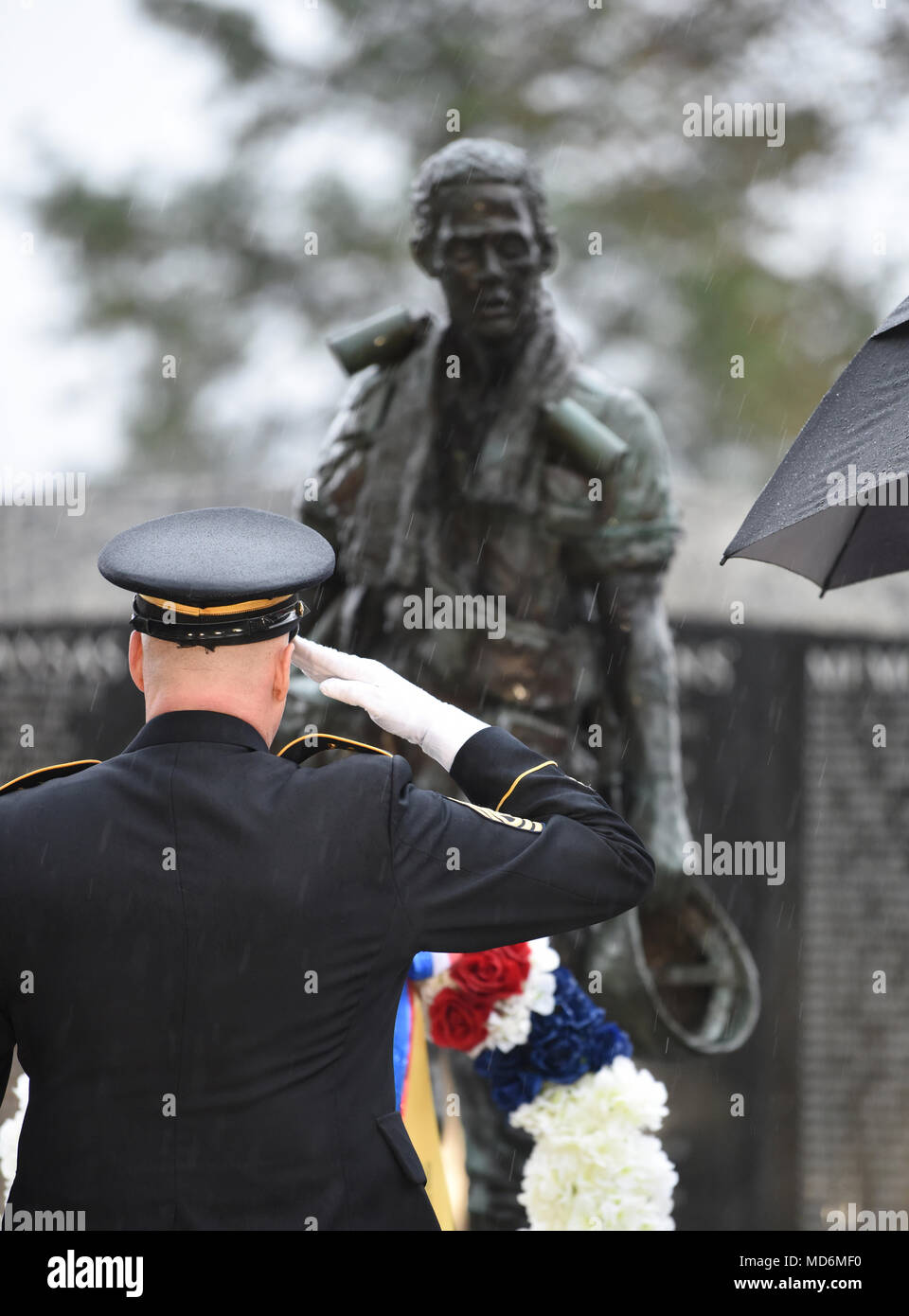 Little Rock, Arche: - Arkansas National Guard älterer Soldat Führer, Command Sergeant Major Steven Veazey begrüßt während einer Arkansas Abteilung der Veterans Affairs Kranzniederlegung Donnerstag, März 28, 2018, bei den Vietnam Veteranen' Memorial auf dem Gelände des Arkansas State Capitol. Die Zeremonie geehrt SGT Willie Pippins Sr. (Little Rock, AR) und SPC Glennon Marcussen (Monticello, AR). Beide Pippins" und marcussen Die Namen sind auch auf das Vietnam Memorial in Washington DC. (U.S. Army National Guard Foto von Civ. Zac Lehr) Stockfoto